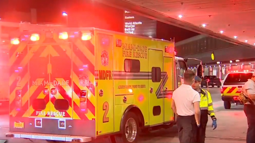 Vuelo puertorriqueño aterriza de emergencia en Miami con tripulación enferma