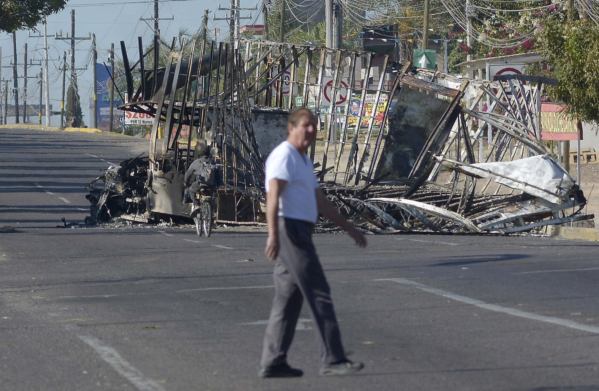 Tras detención de Ovidio Guzmán, 26 detenidos, 250 robos de vehículos y 4 saqueos a tiendas en Sinaloa