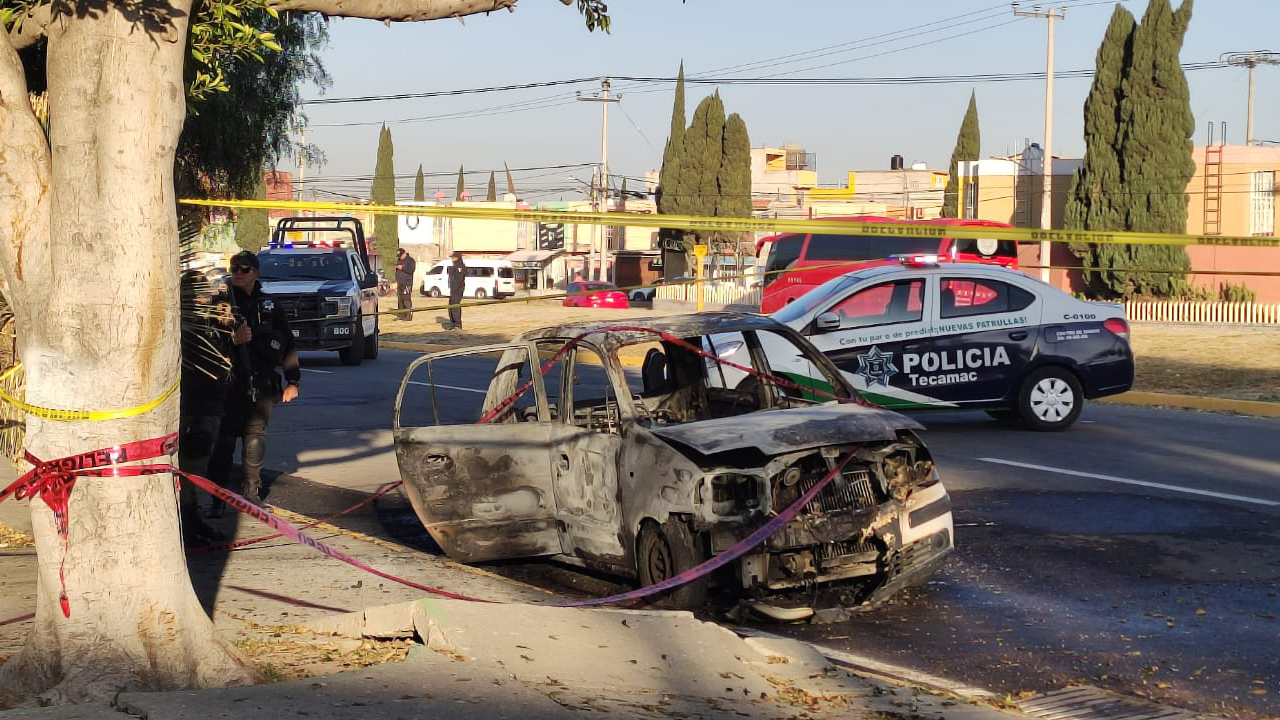 Queman taxi con hombre dentro en Tecámac