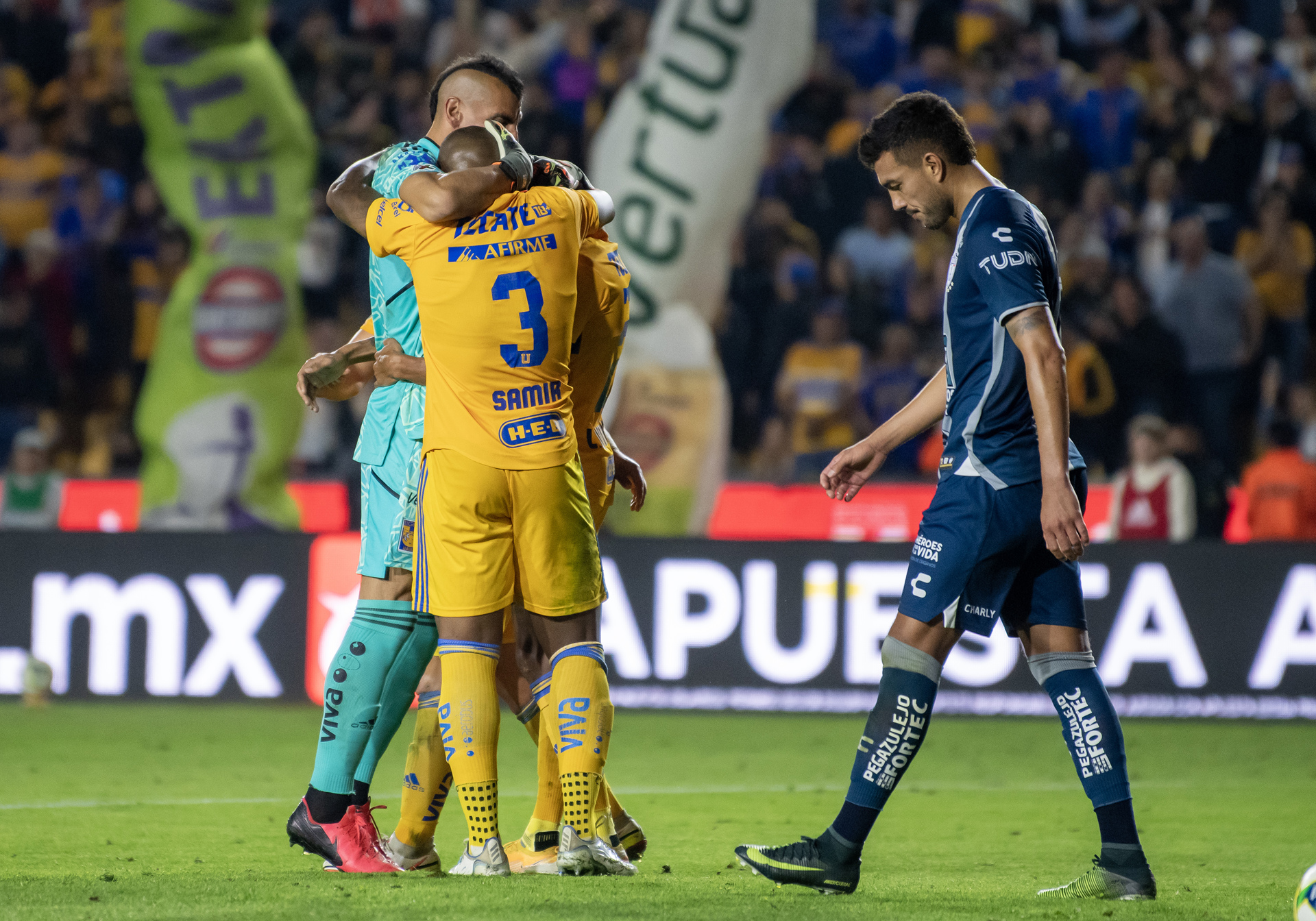 Tigres golea al campeón Pachuca y salta al liderato