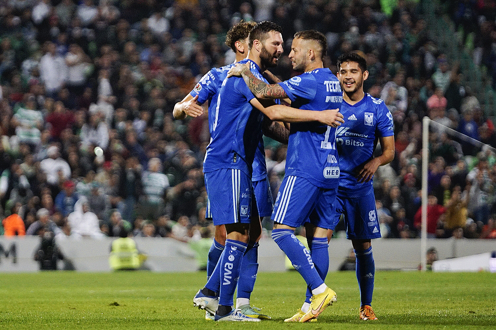 Tigres golean a Santos en la Comarca