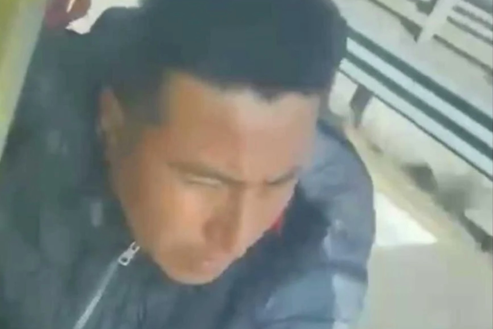 #Video Presunto ladrón se queda colgado de tráiler que pretendía asaltar en autopista Puebla-Orizaba