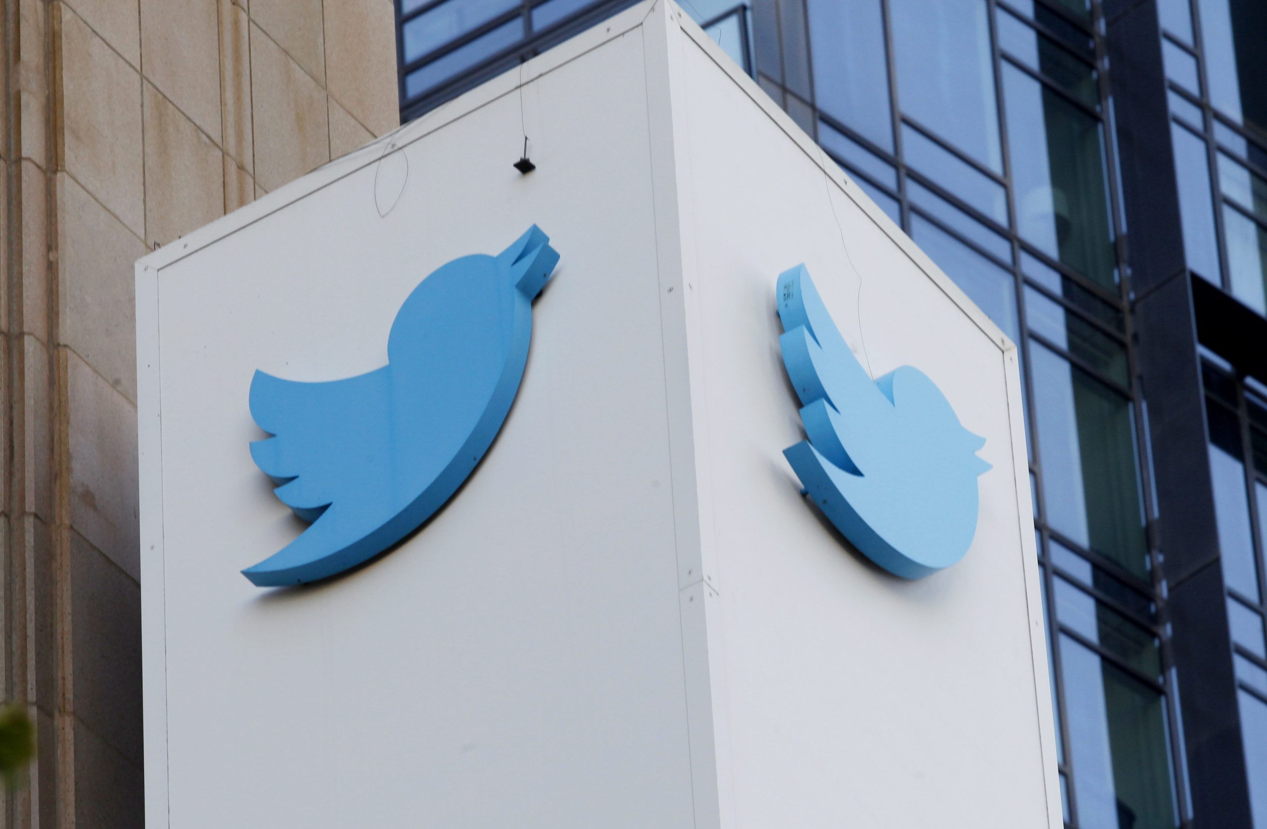 Twitter estudia vender 3 mil mdd en acciones para pagar deuda