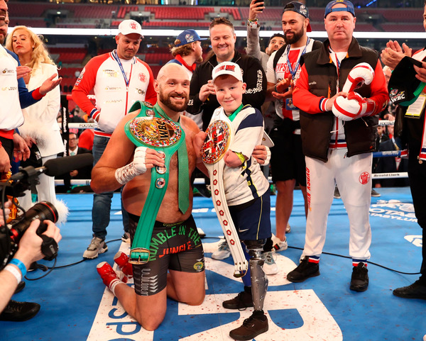 Los más grandes momentos del boxeo en 2022 en imágenes - tyson-fury-con-marshall-janson