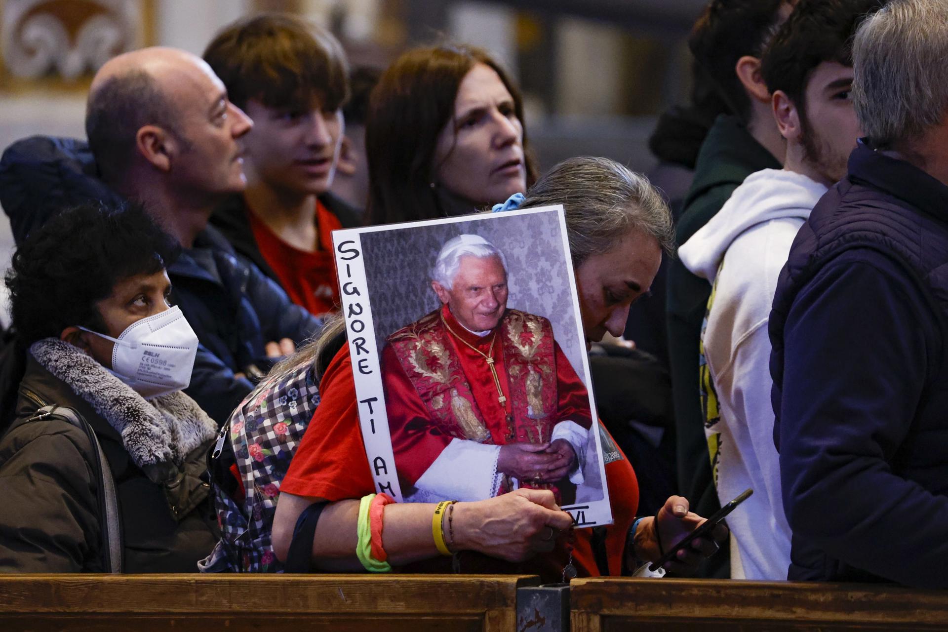 Funeral de Benedicto XVI será ante miles de fieles en Plaza San Pedro