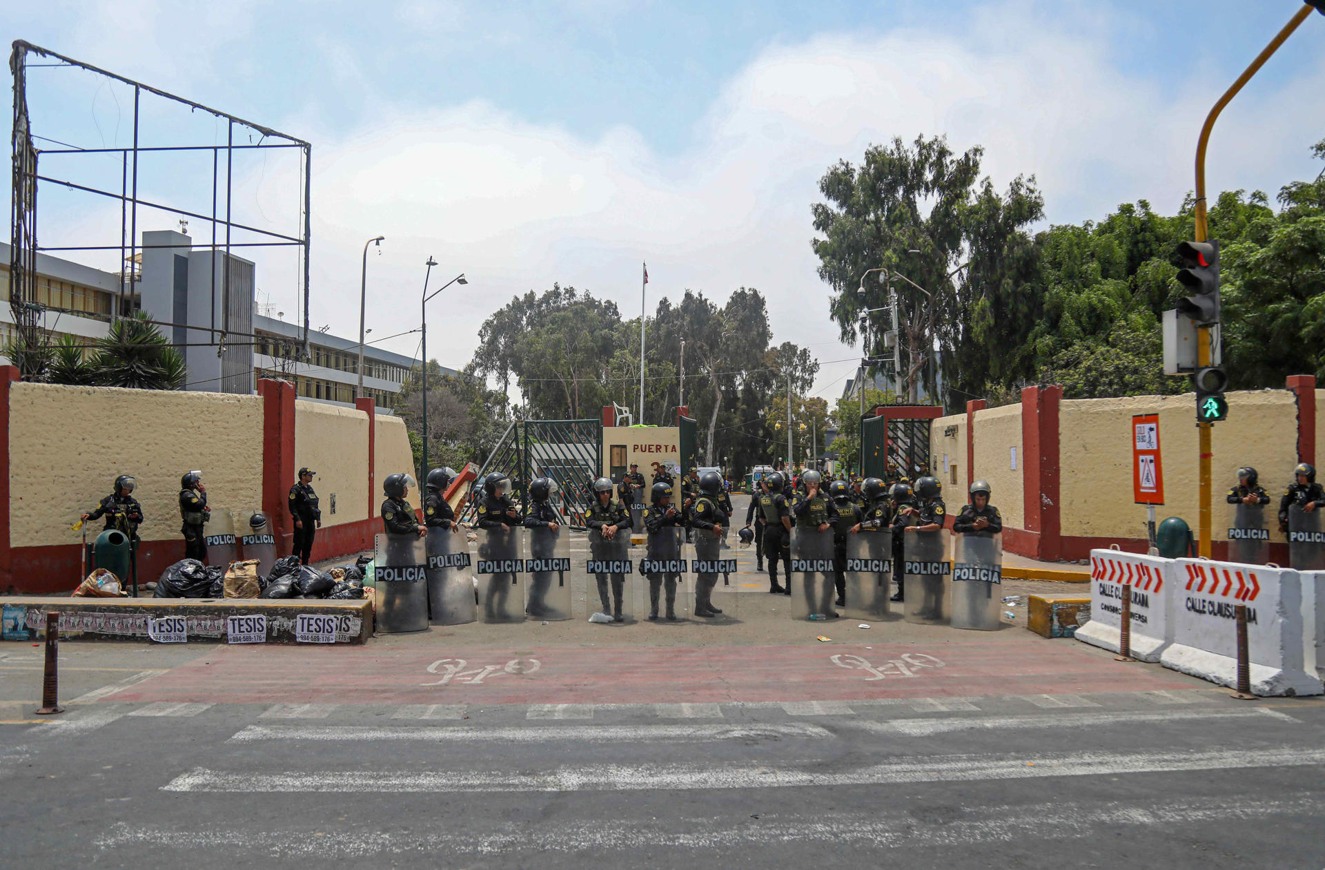 Policía de Perú detiene a más de 200 personas en desalojo de una universidad de Lima