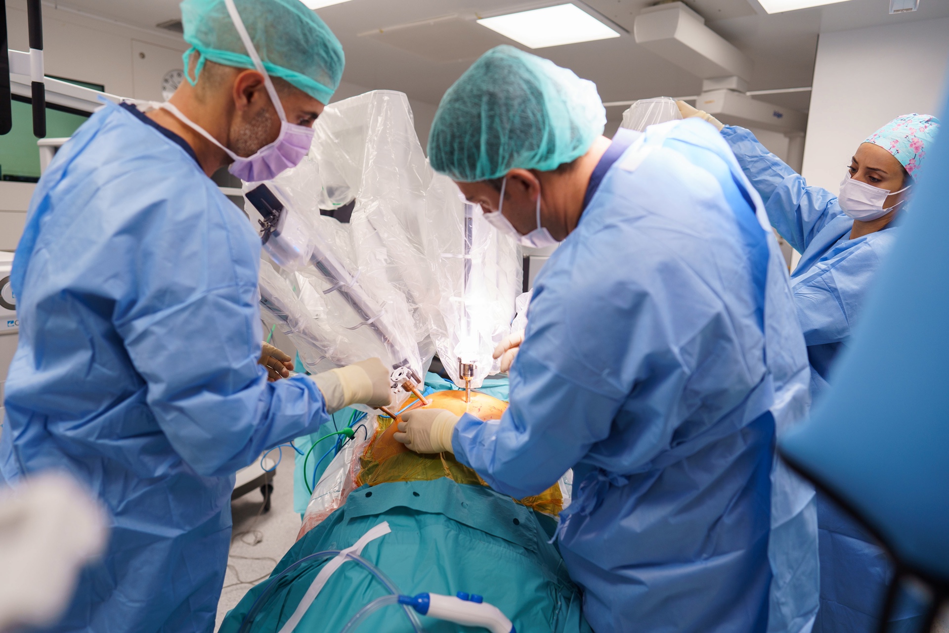 La cirugía robótica mejora recuperación de pacientes de urología en Tenerife