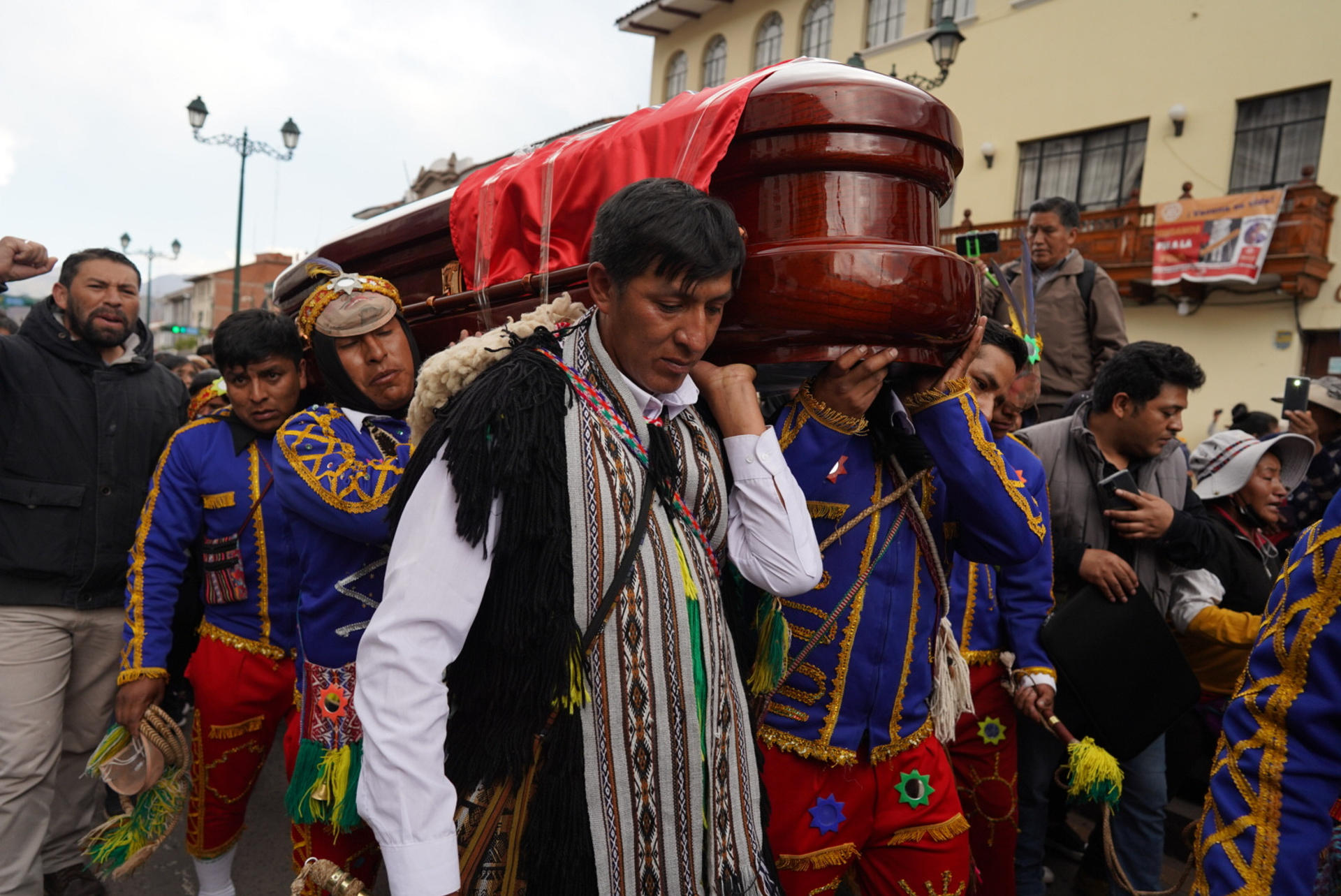 Escritores y artistas urgen cese de “matanza” en Perú y renuncia de Boluarte