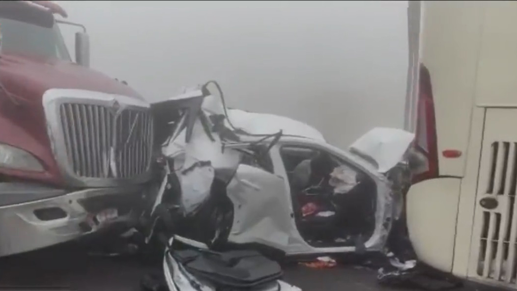 #Video Cierran la Puebla-Córdoba por carambola de 20 autos; se registran actos de rapiña