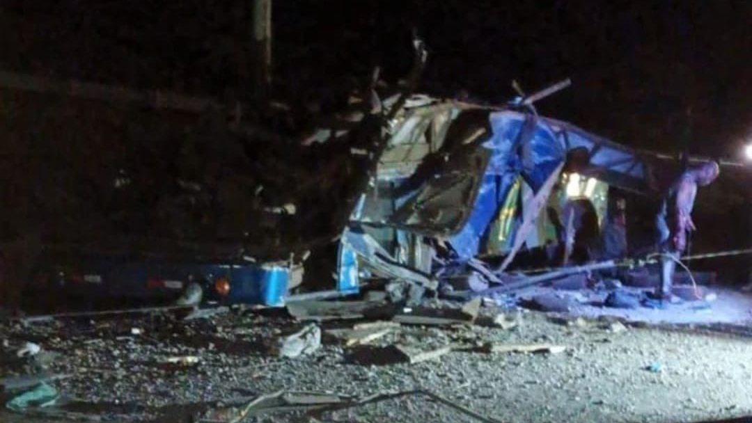 Autobús de migrantes cae a precipicio en Panamá; hay 33 muertos