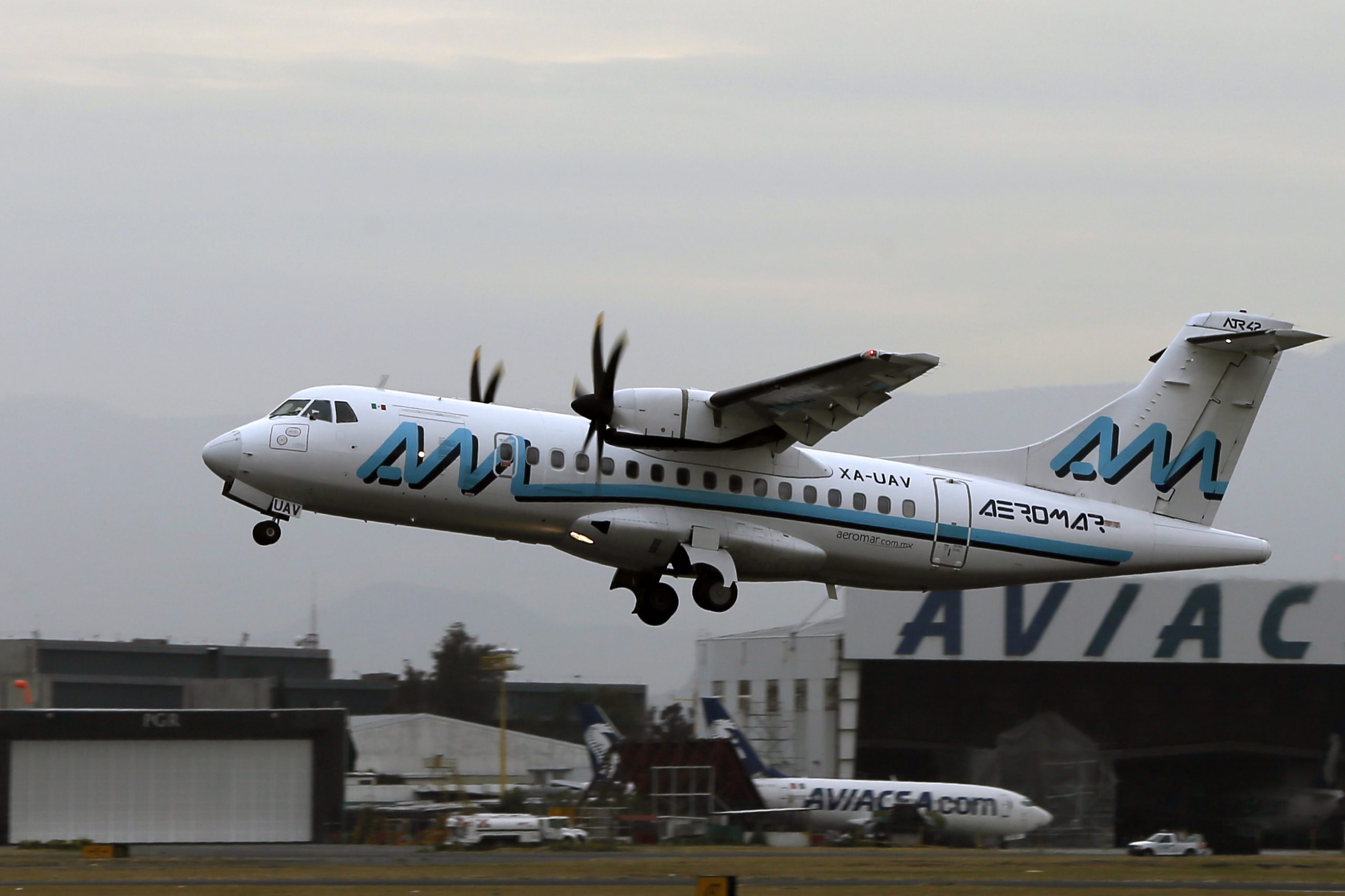 Trabajadores de Aeromar estallan huelga en el AICM