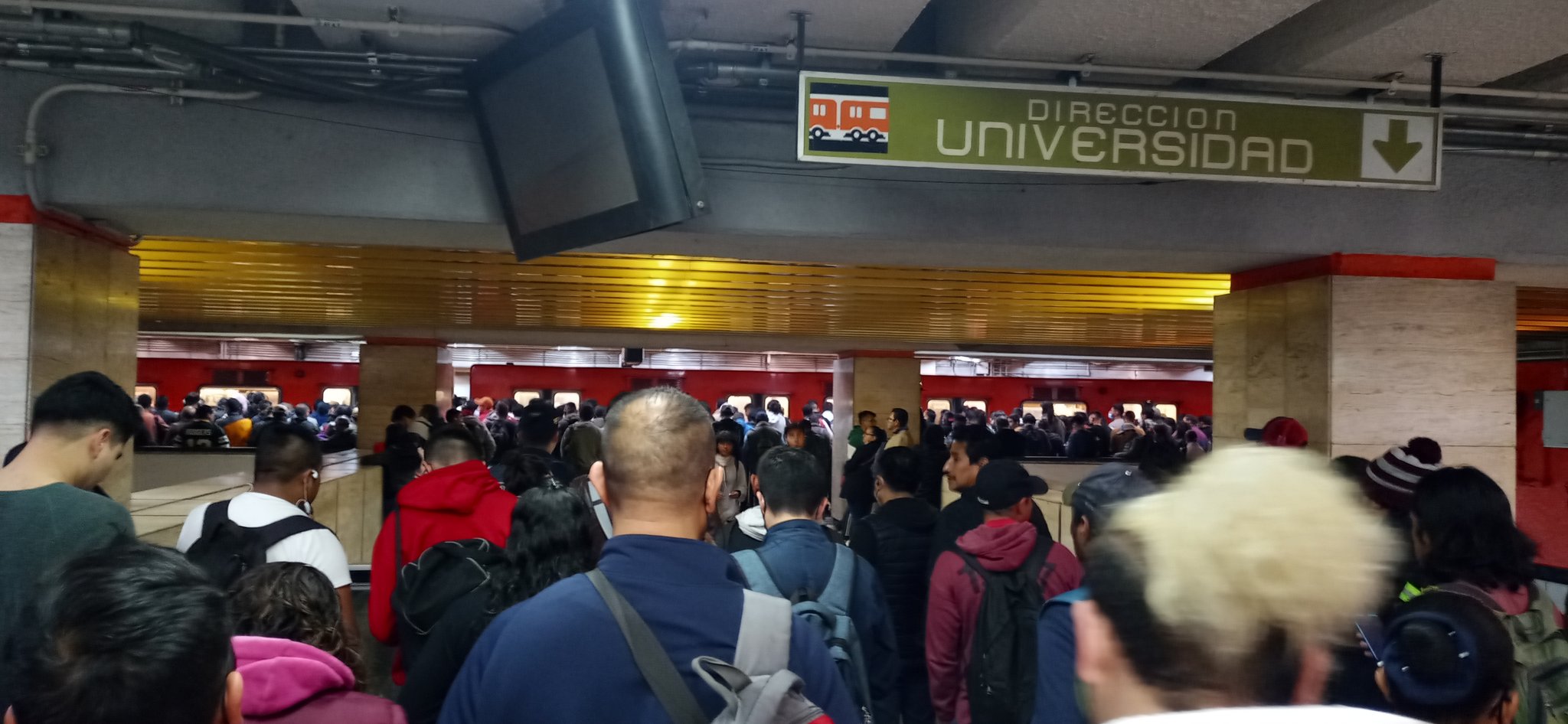 Aglomeraciones colapsan Línea 3 del Metro CDMX