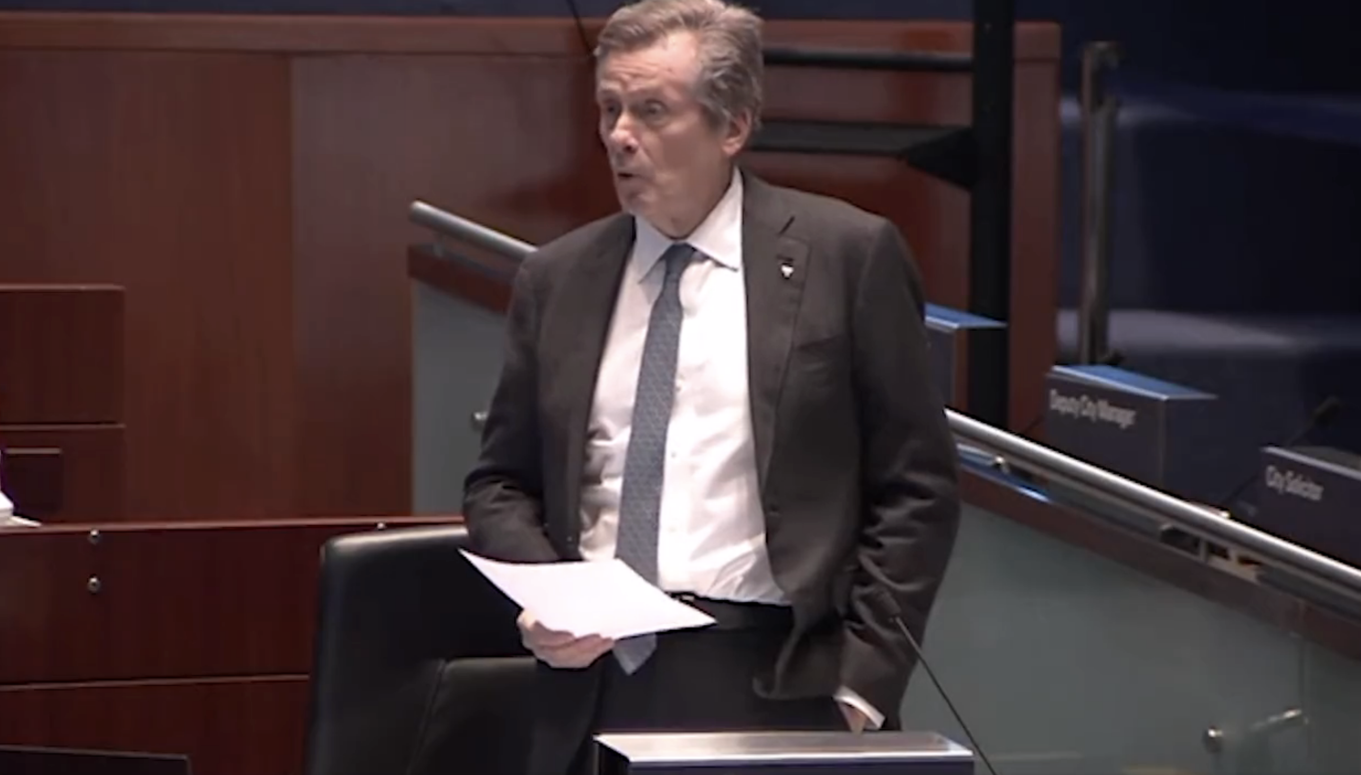 Alcalde de Toronto dimite tras reconocer una relación con empleada