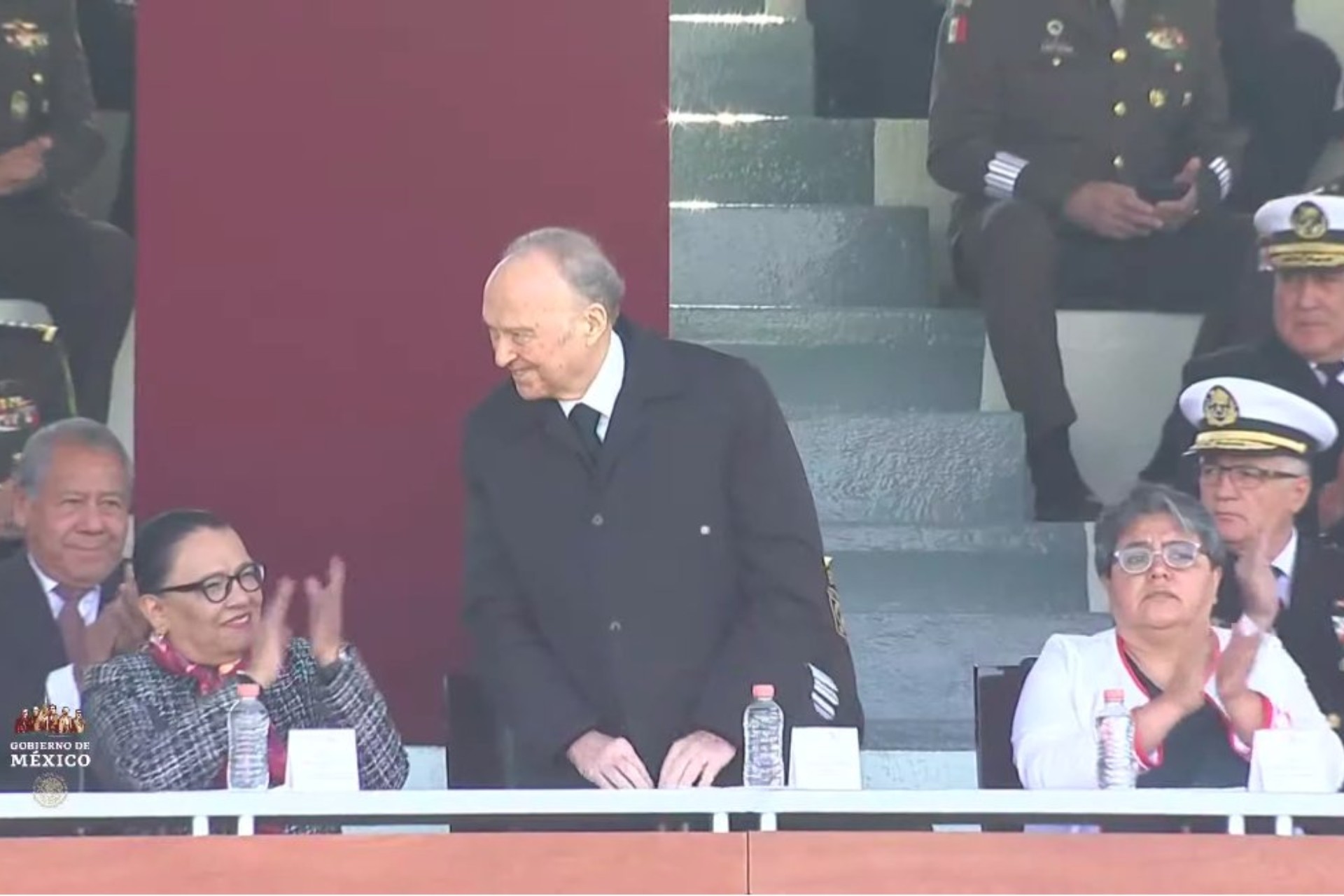 Gertz Manero acompaña a AMLO en acto por el Día de la Bandera