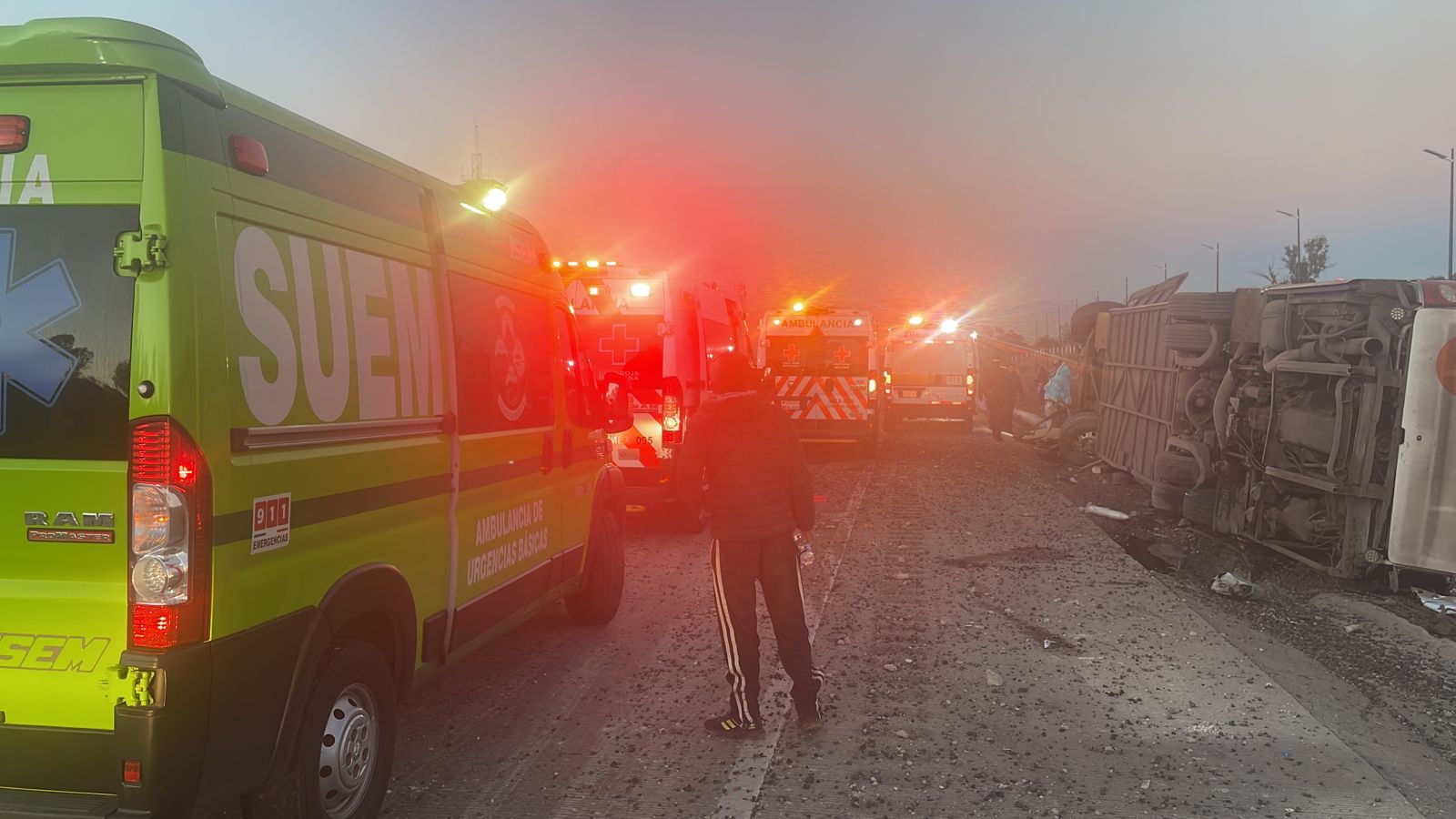 Al menos 3 muertos por volcadura de autobús en la México-Puebla