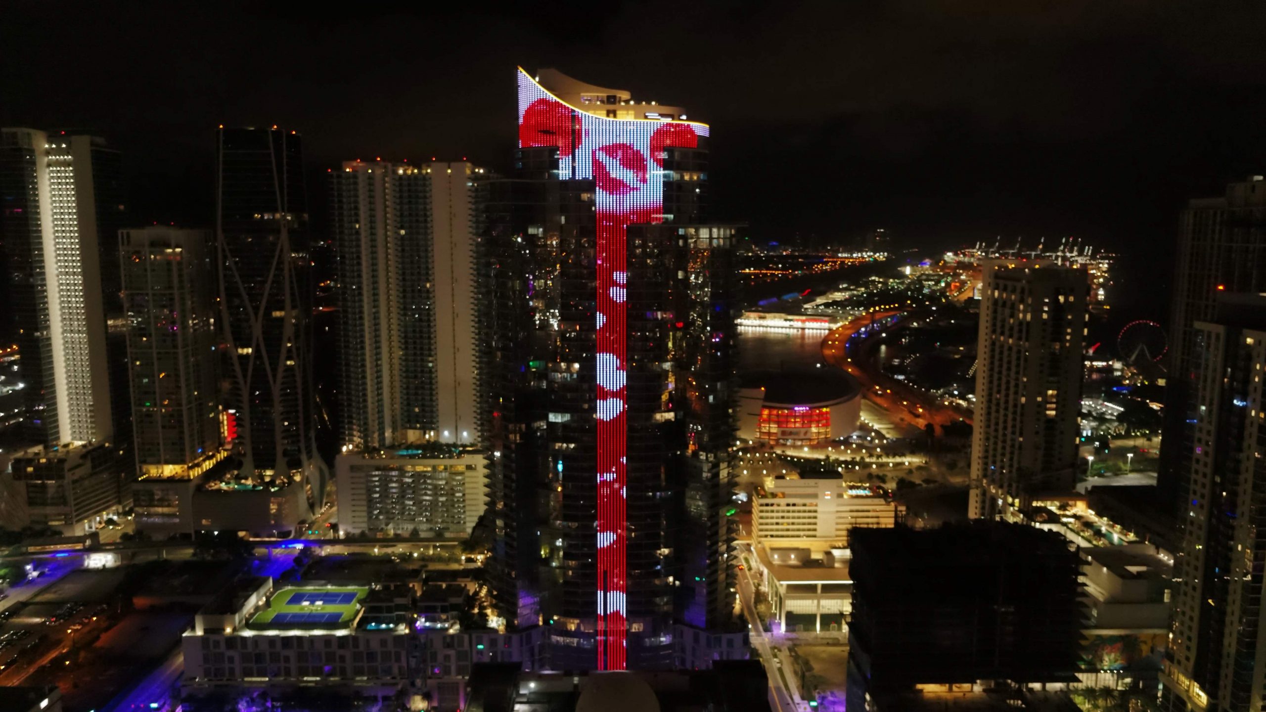 #Video Rascacielos de 60 pisos es la tarjeta de San Valentín mas grande del mundo #Video Rascacielos de 60 pisos es la tarjeta de San Valentín mas grande del mundo