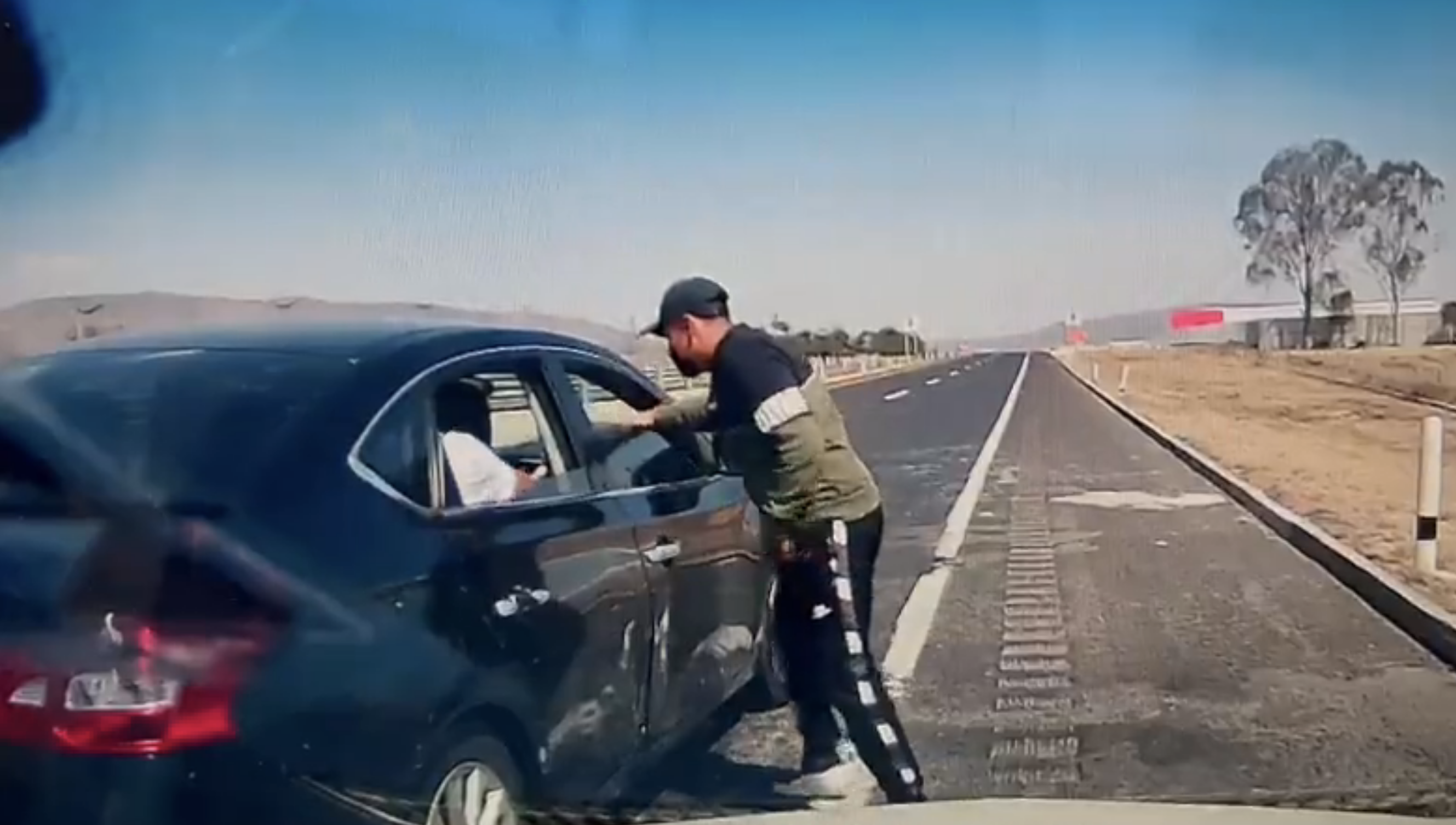 #Video Sujetos asaltan a automovilista en el Arco Norte #Video Sujetos asaltan a automovilista en el Arco Norte