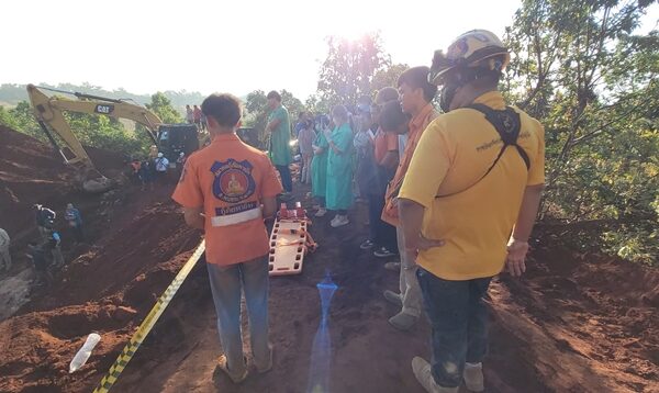 Rescatan con vida a bebé de 19 meses tras caer en a pozo de 10 metros en Tailandia Rescatan con vida a bebé de 19 meses tras caer en a pozo de 10 metros en Tailandia