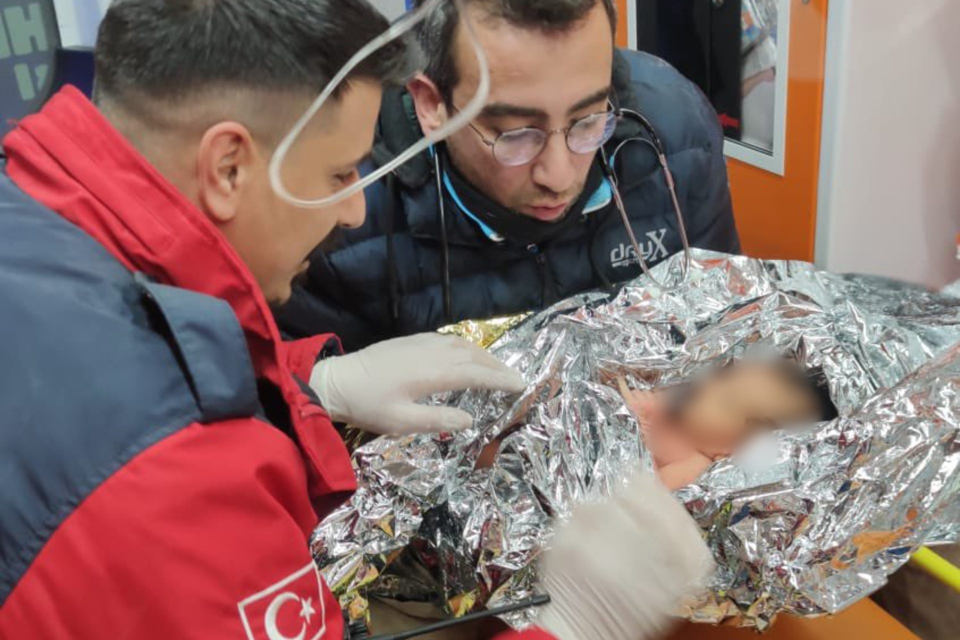 Rescatan a bebé de 10 días después de 90 horas bajo los escombros en Turquía
