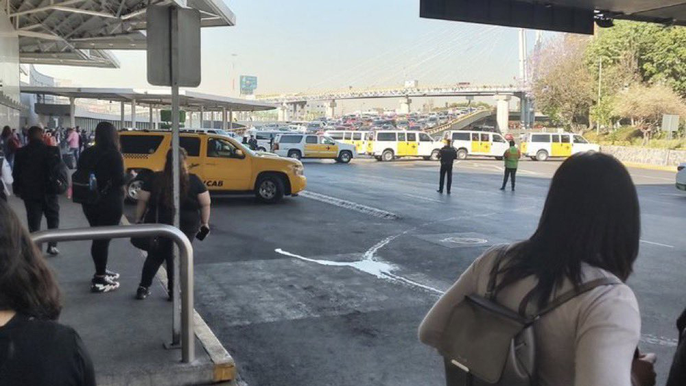 Taxistas protestan contra retiro de unidades en el AICM