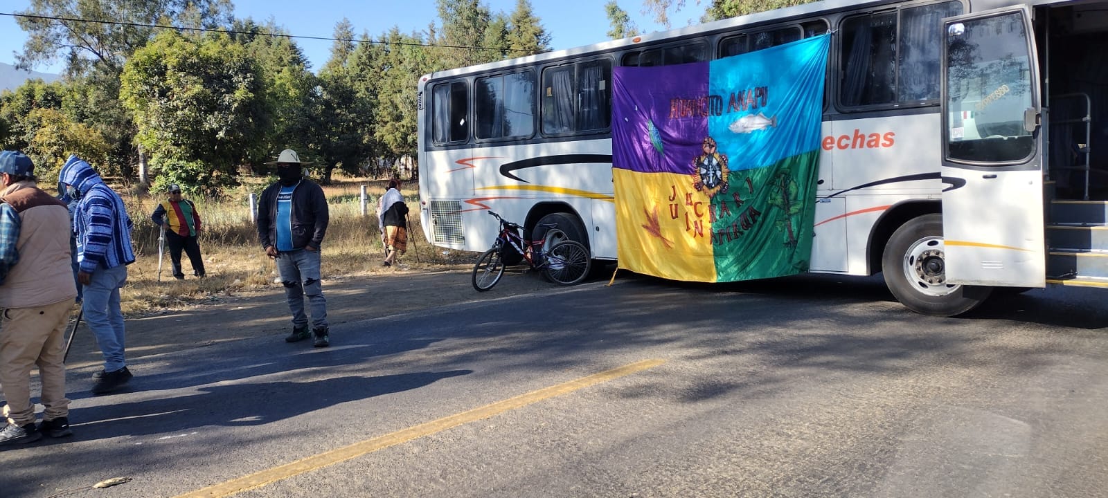 Indígenas bloquean carreteras en Michoacán para exigir reparación de injusticias