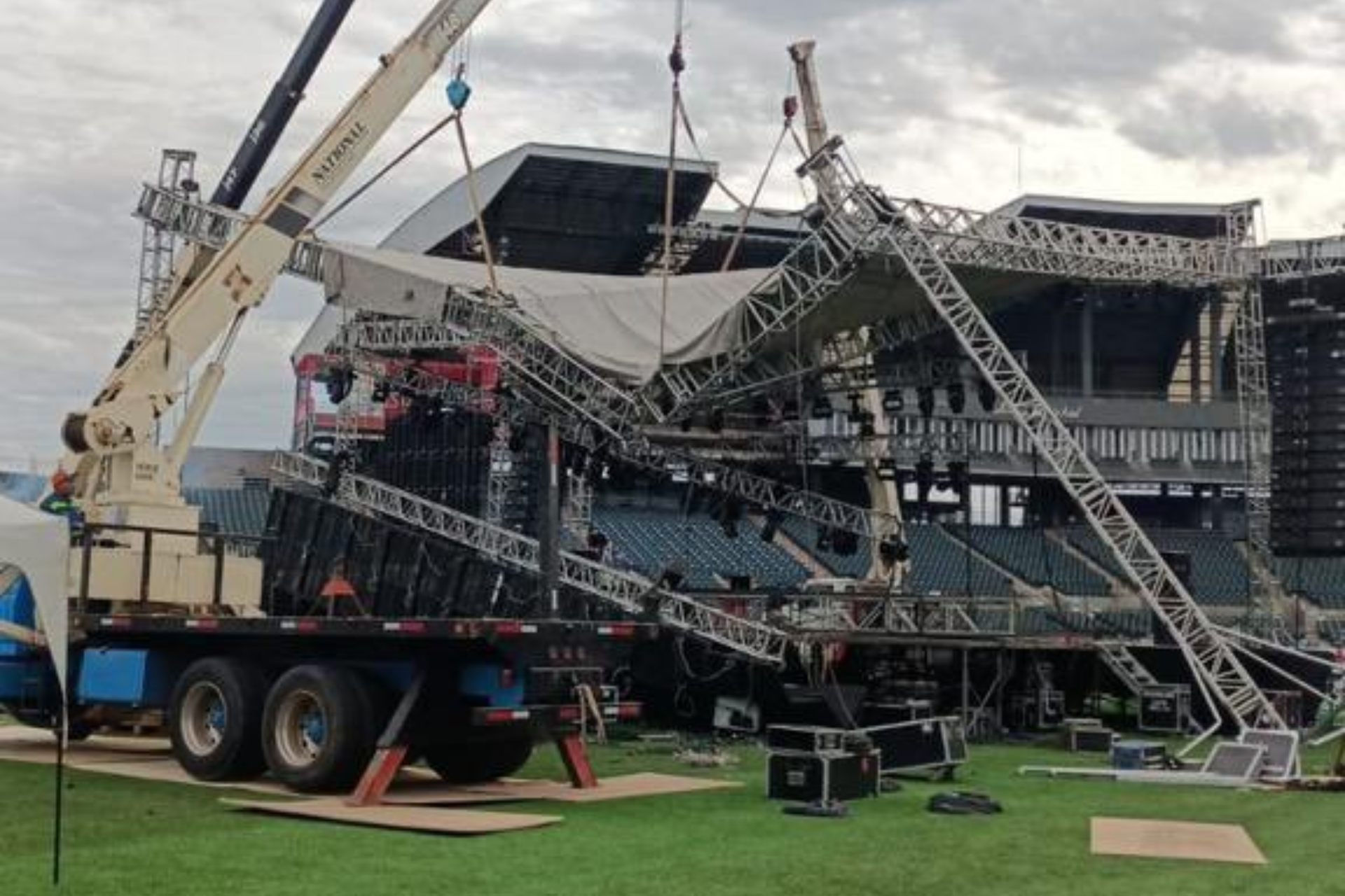 Suspenden festival en Sonora tras derrumbe de escenario Suspenden festival en Sonora tras derrumbe de escenario