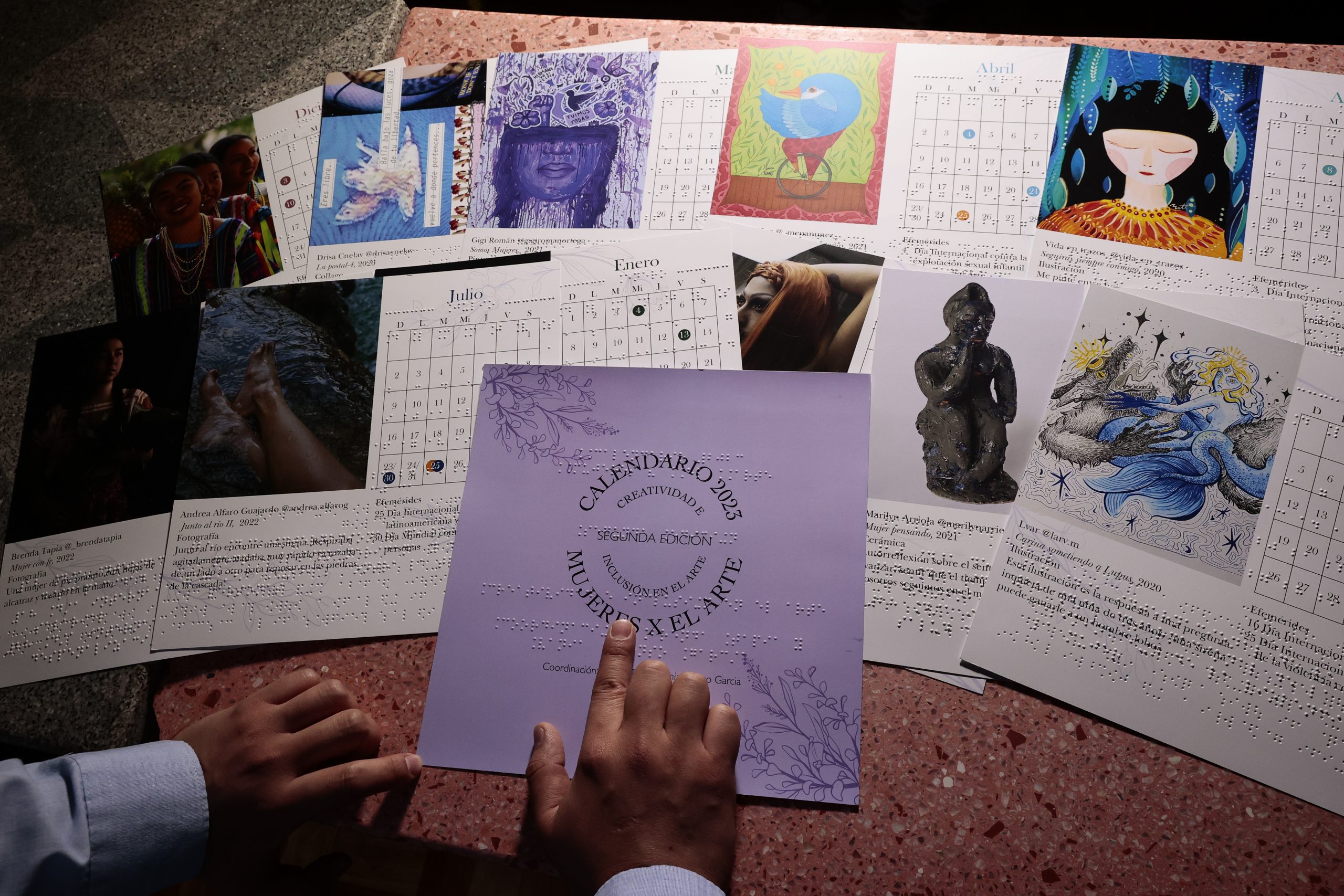 Artistas crean calendario inclusivo en braille Artistas crean calendario inclusivo en braille