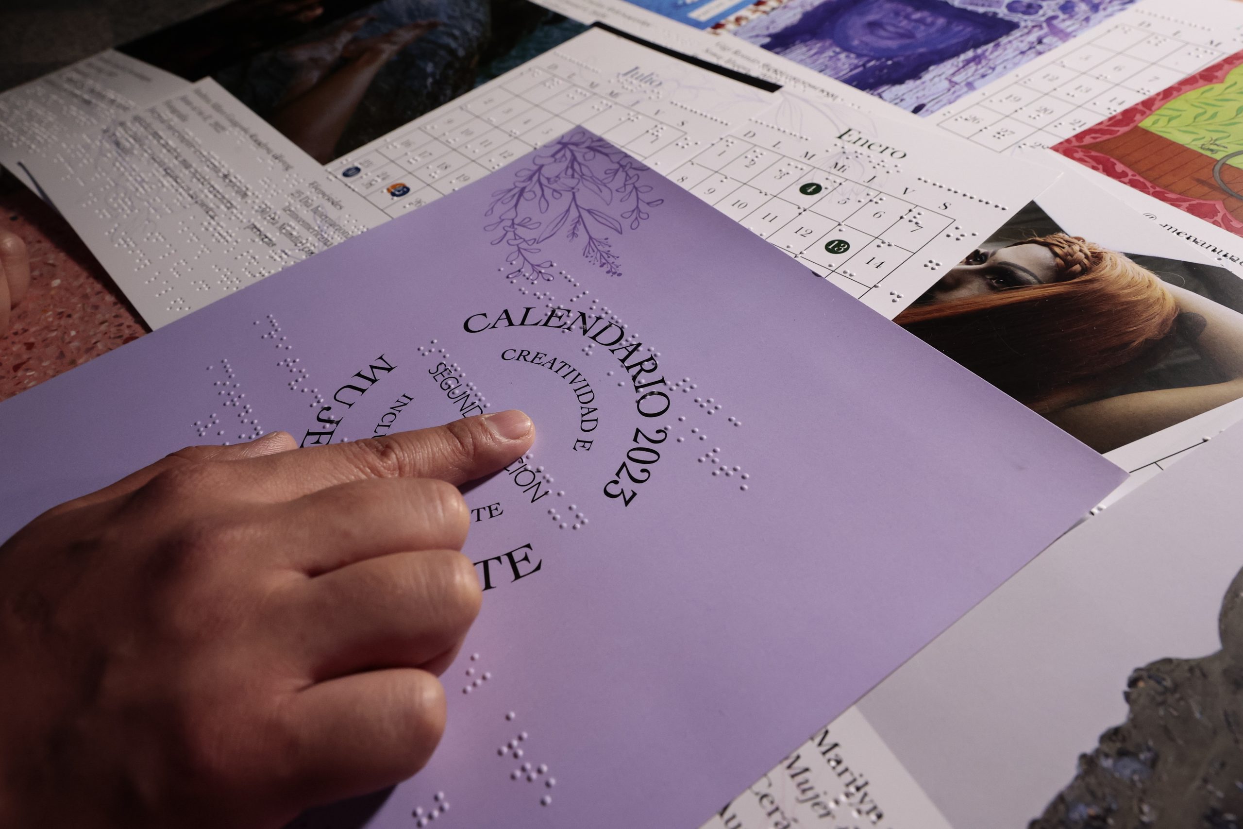 Artistas mexicanas crean un calendario inclusivo en braille