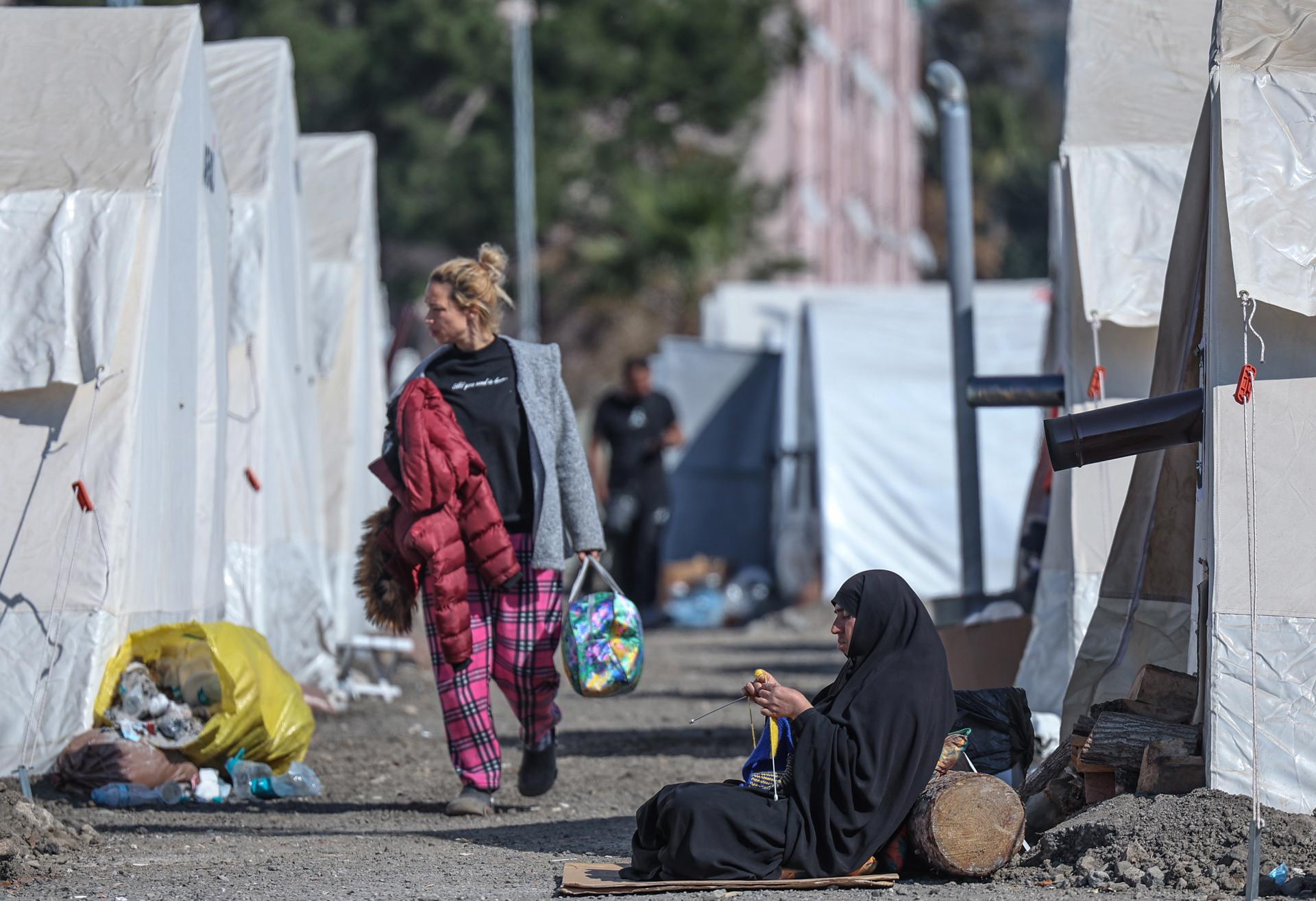 Un millón de turcos viven en refugios temporales tras el terremoto Un millón de turcos viven en refugios temporales tras el terremoto