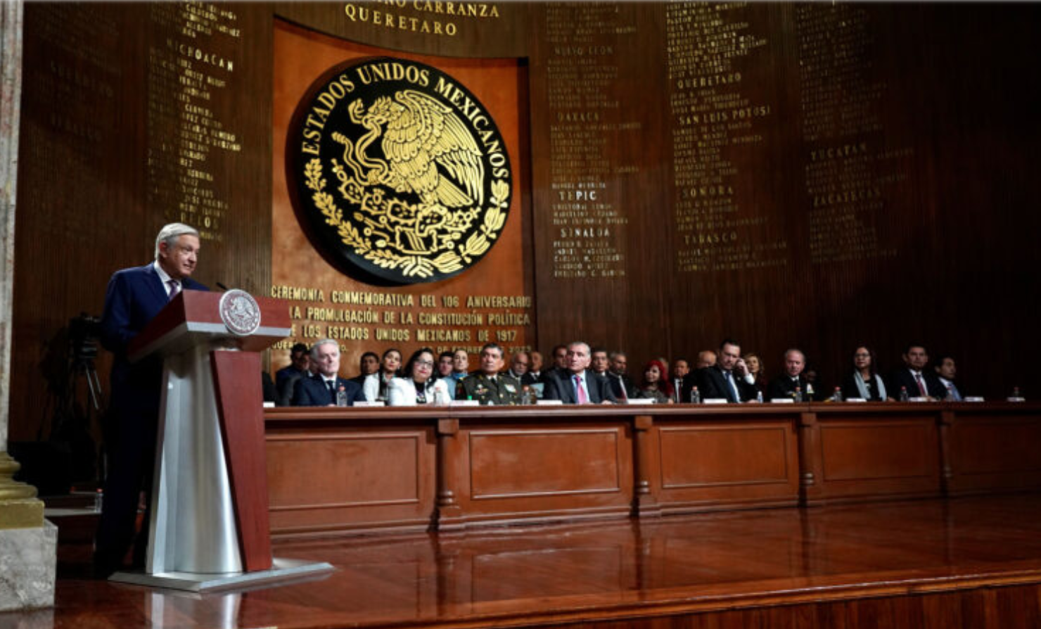 #VIDEO Relegan a Creel al extremo de la mesa de honor en aniversario de la Constitución