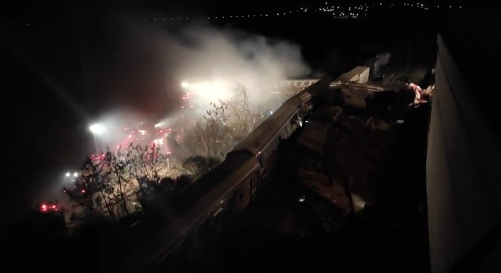 Al menos 26 muertos y 85 heridos tras choque de trenes en Grecia