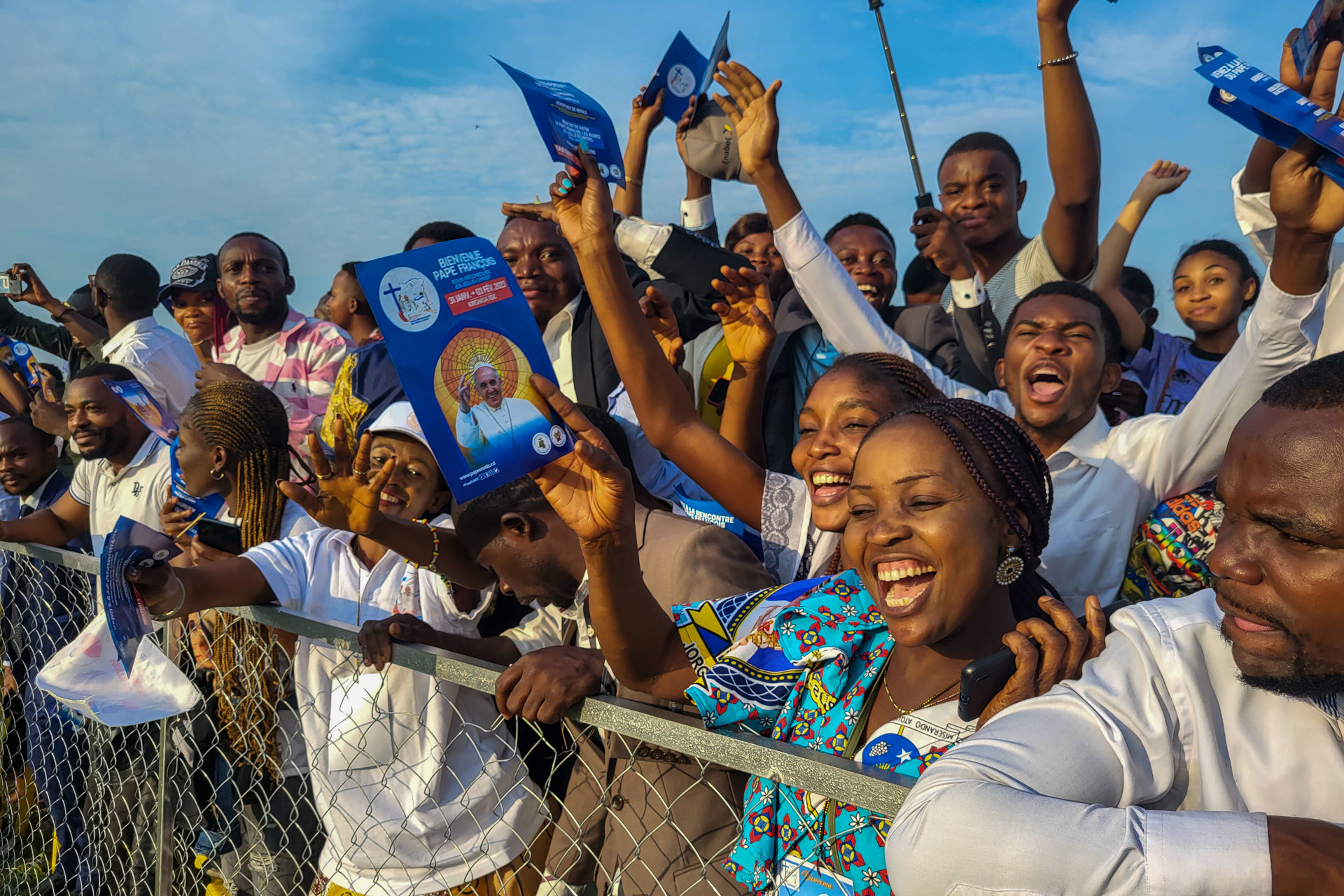 Cientos de miles de personas recibieron en las calles de Kinsasa a Francisco