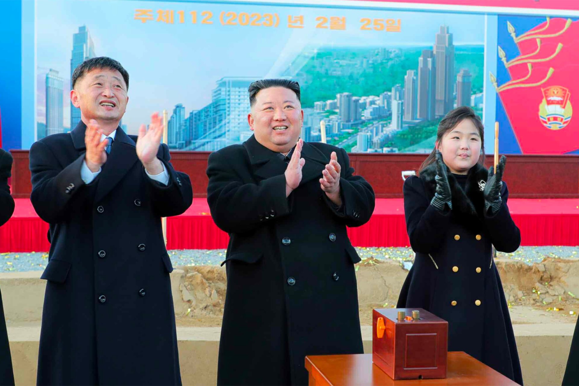 Kim Jong-un vuelve a aparecer con su hija en un acto público