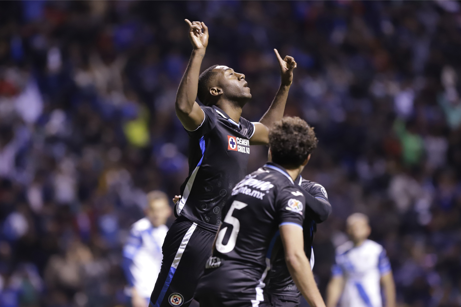 Cruz Azul gana su primer partido de la temporada
