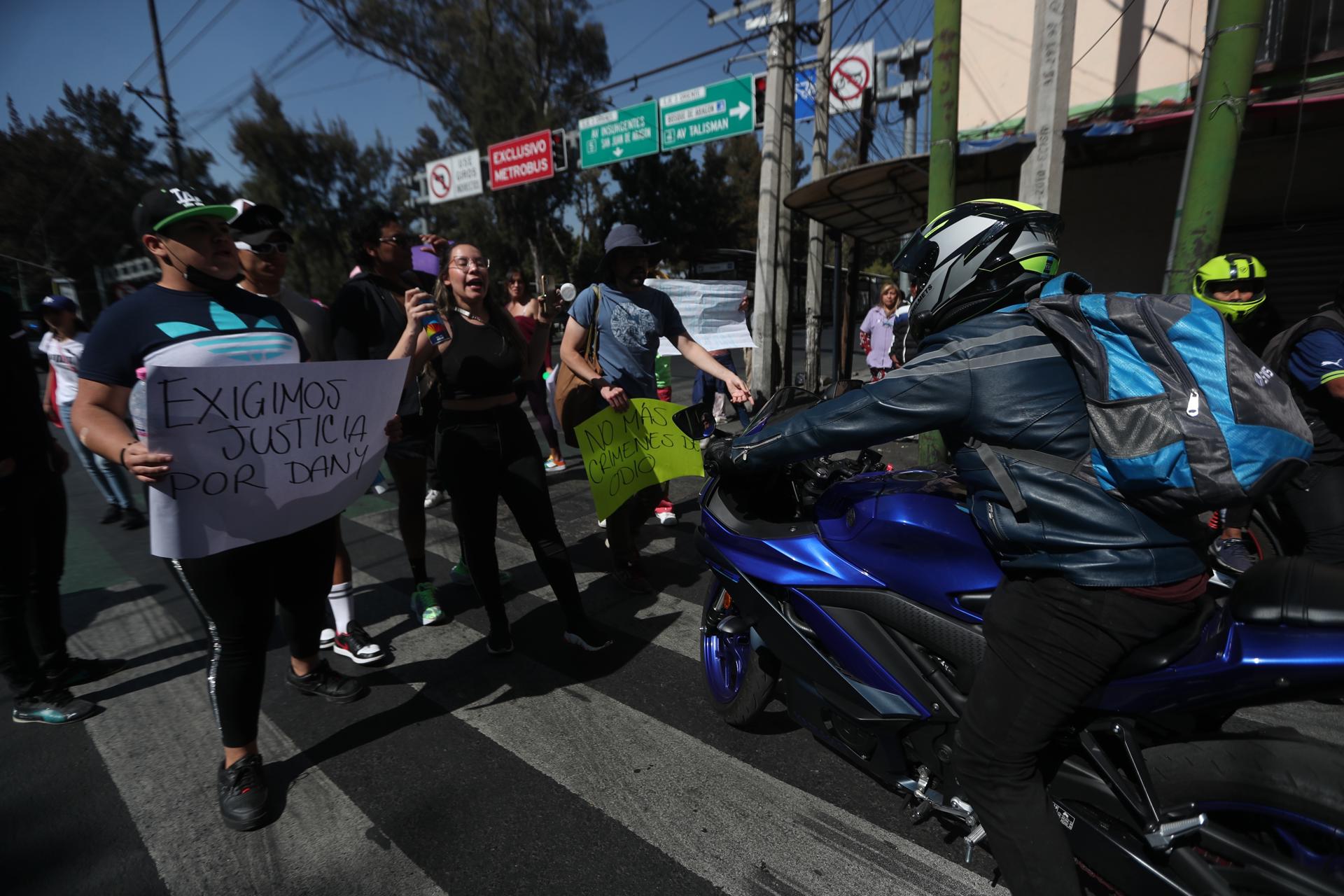 Marchan en Ciudad de México para exigir justicia por asesinato de Dani Millán