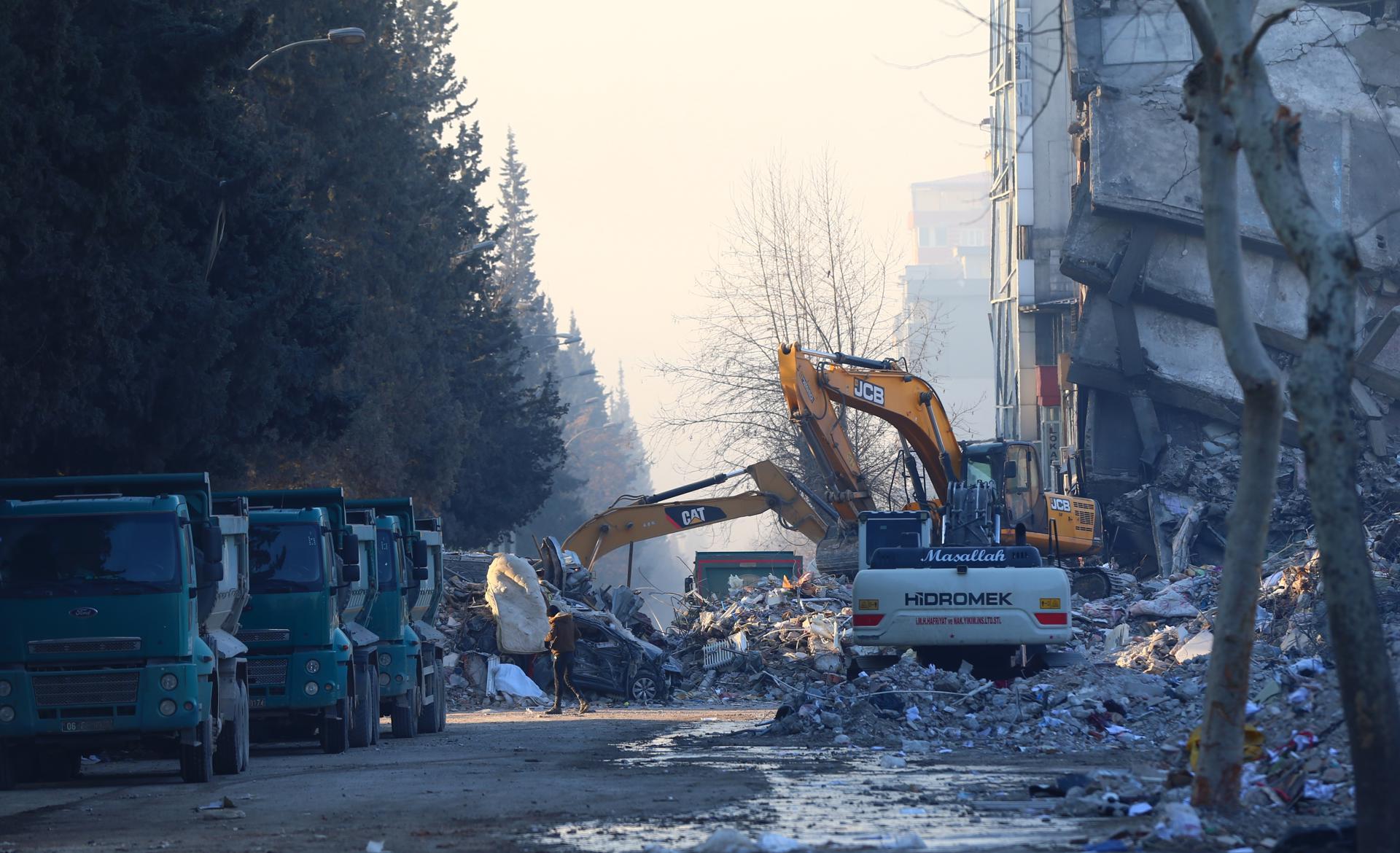 Pérdidas económicas por sismos en Turquía y Siria superarían los 20 mil mdd Pérdidas económicas por sismos en Turquía y Siria superarían los 20 mil mdd