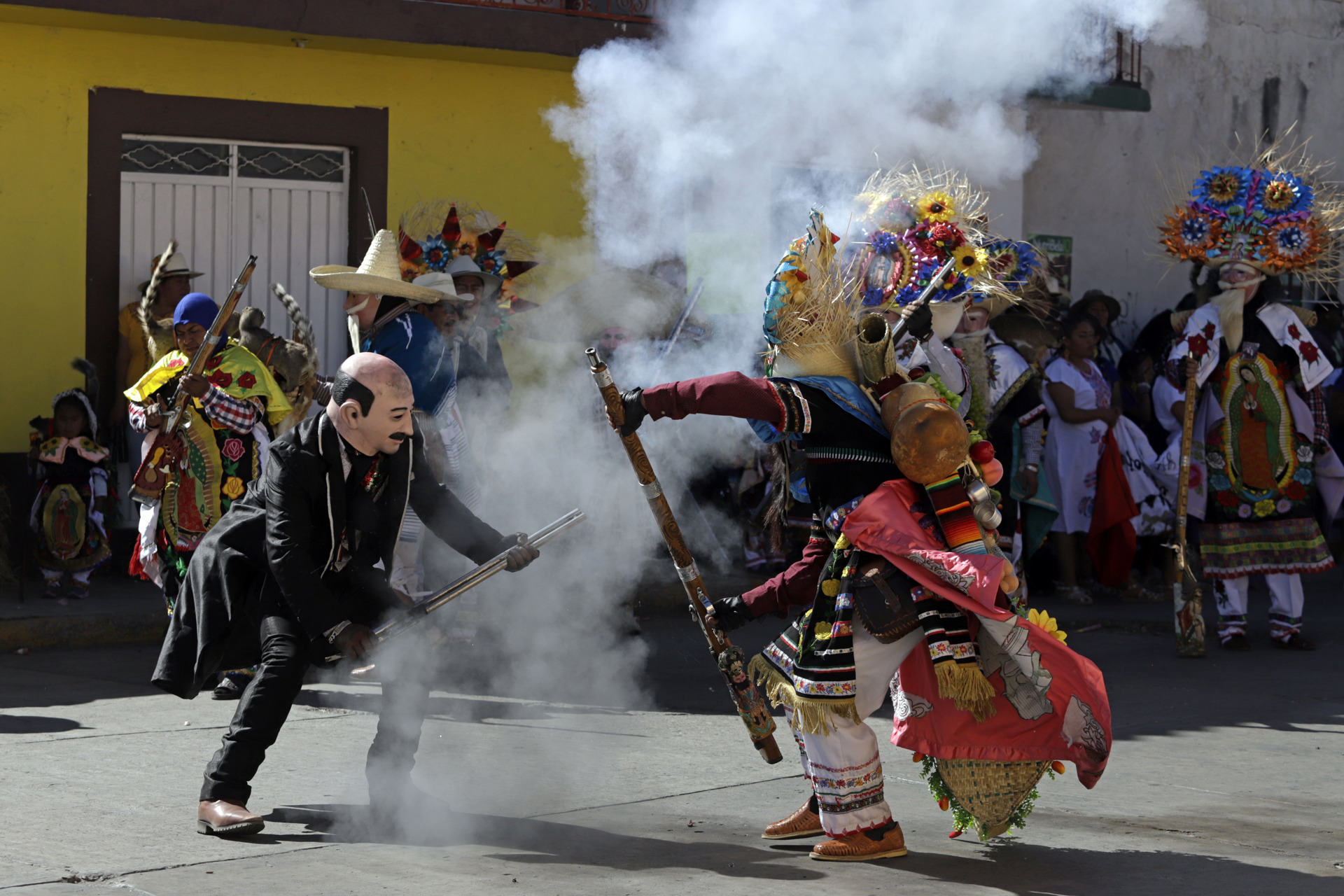 Descendientes mayas tzeltales bailan en Chiapas para atraer lluvias Descendientes mayas tzeltales bailan en Chiapas para atraer lluvias