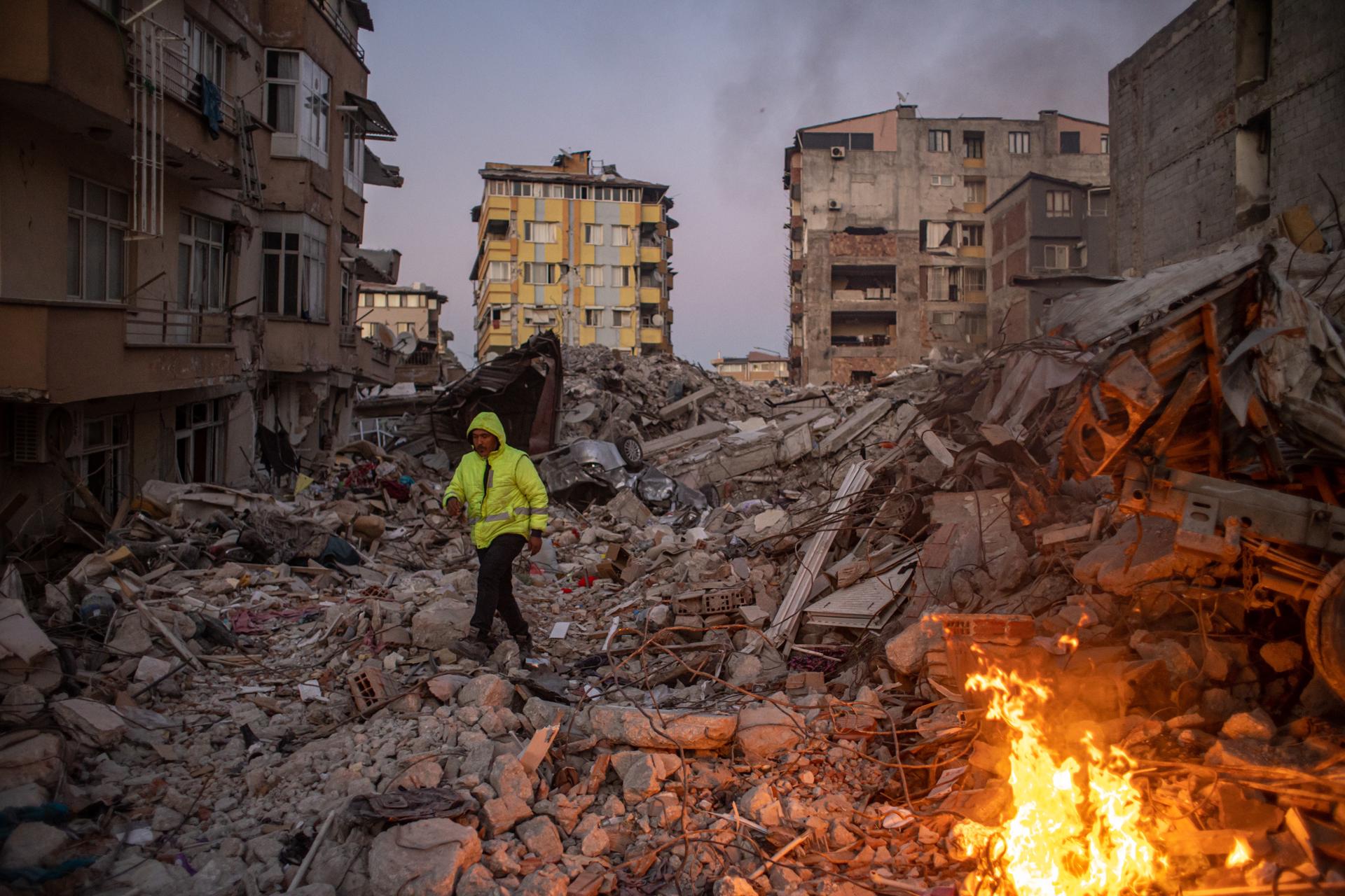 Sube a más de 36 mil número de muertos en Turquía por terremotos