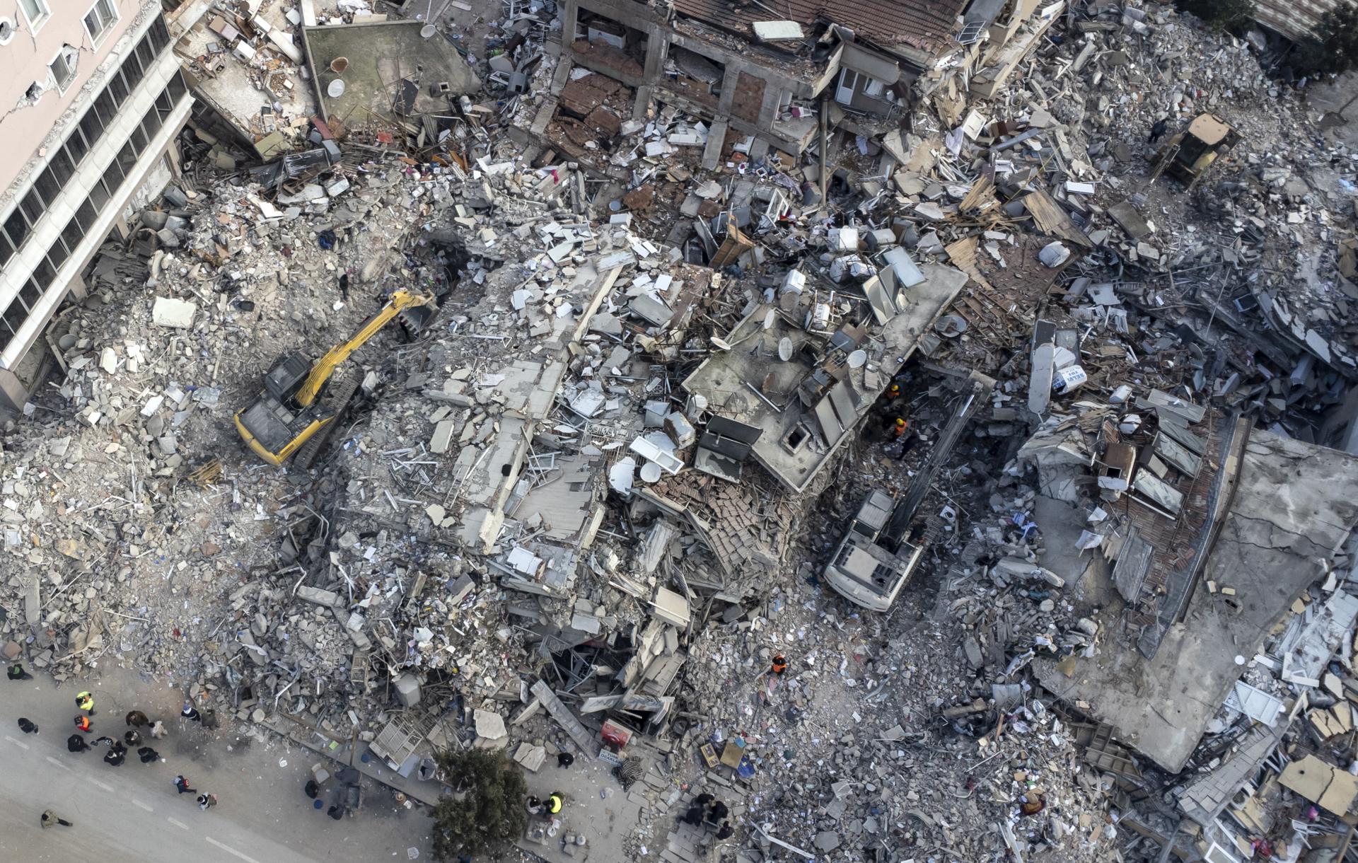 Turquía detiene a constructores de edificios derrumbados por temblor Turquía detiene a constructores de edificios derrumbados por temblor