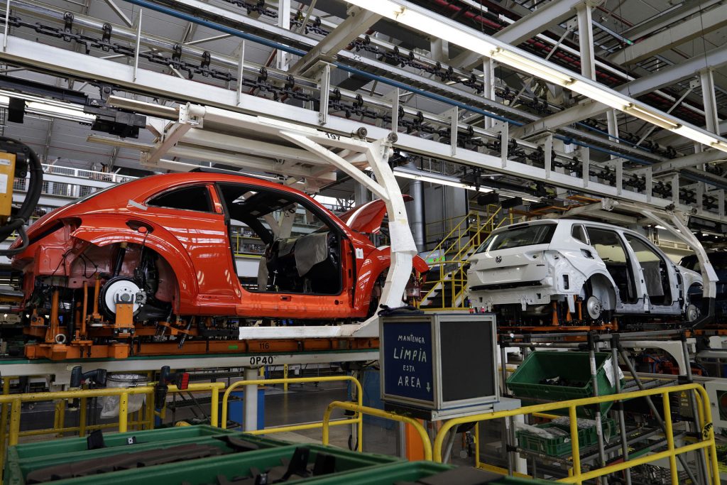 Trump presume de política arancelaria para atraer industria automotriz de Canadá y México