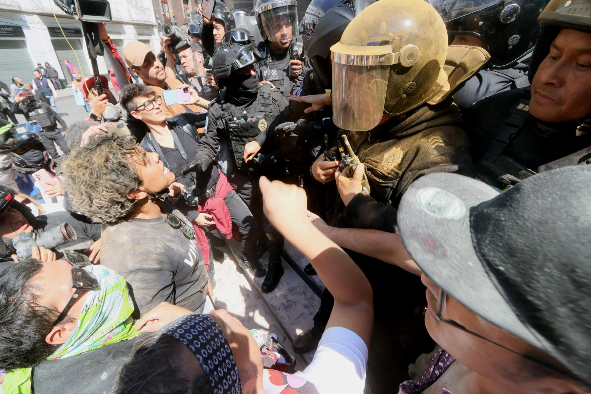 Comunidad trans denuncia represión policial en Congreso de la Ciudad de México