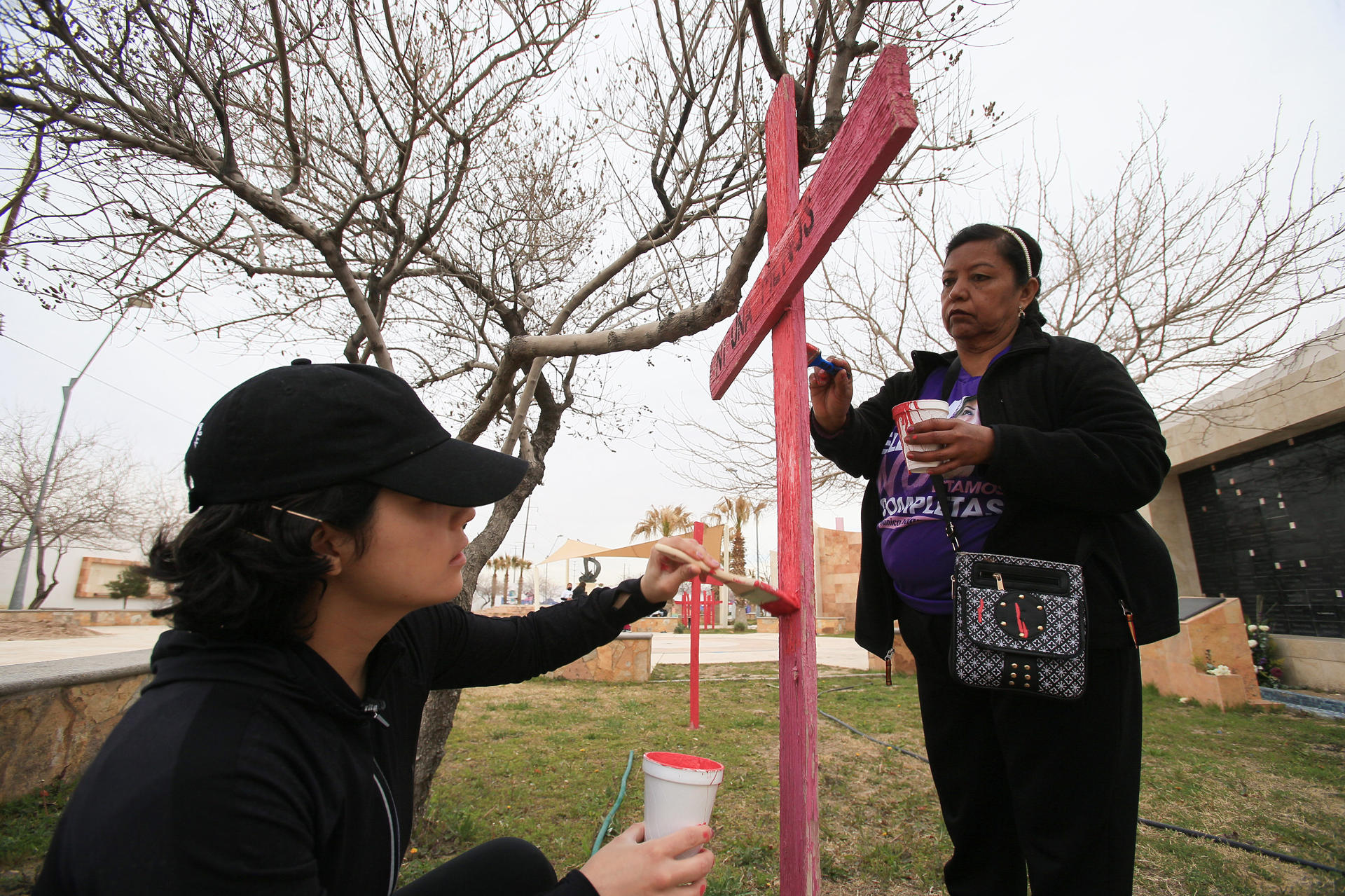 Mujeres pintan cruces en Ciudad Juárez ante epidemia de feminicidios Mujeres pintan cruces en Ciudad Juárez ante epidemia de feminicidios