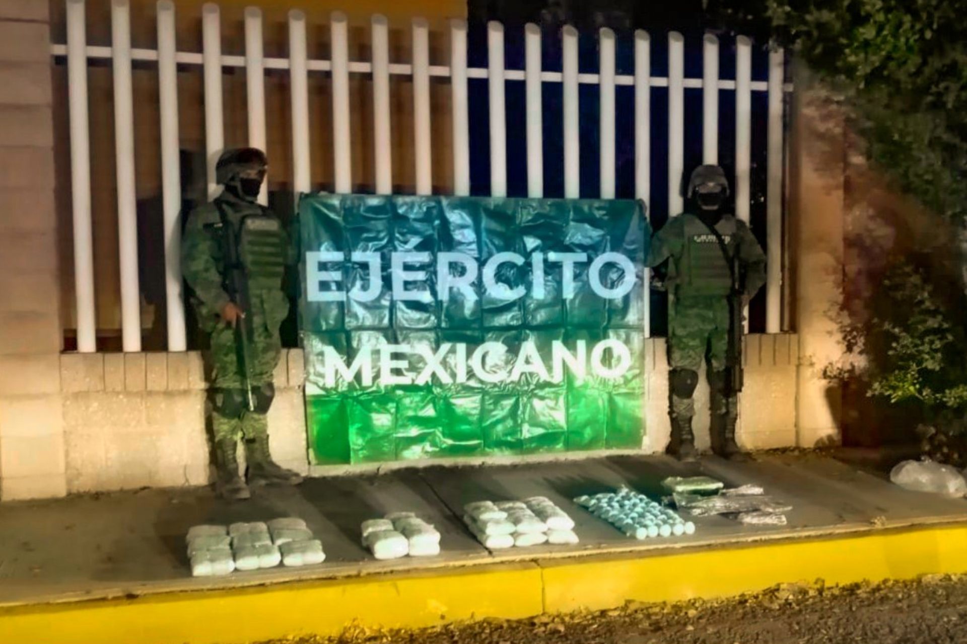 Ejército mexicano decomisa 276 mil pastillas de fentanilo y armas en Sinaloa Ejército mexicano decomisa 276 mil pastillas de fentanilo y armas en Sinaloa