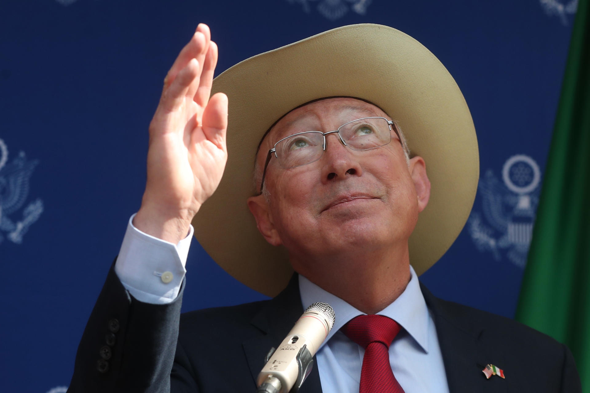 “Esos temas están en las Cortes”: Ken Salazar no ha conversado con AMLO sobre juicio a García Luna