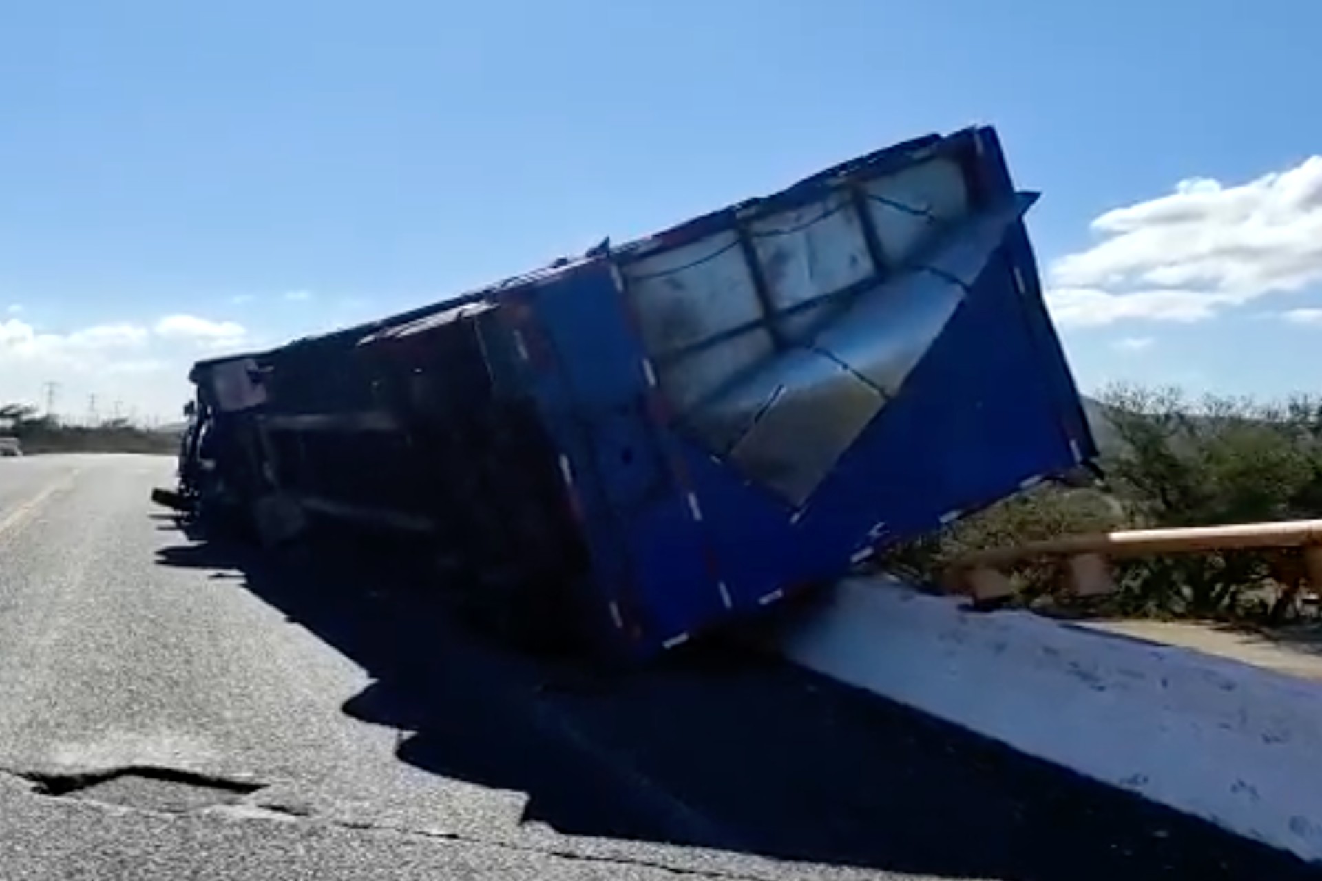 Vientos de más de 120 kilómetros vuelcan tráileres en Oaxaca