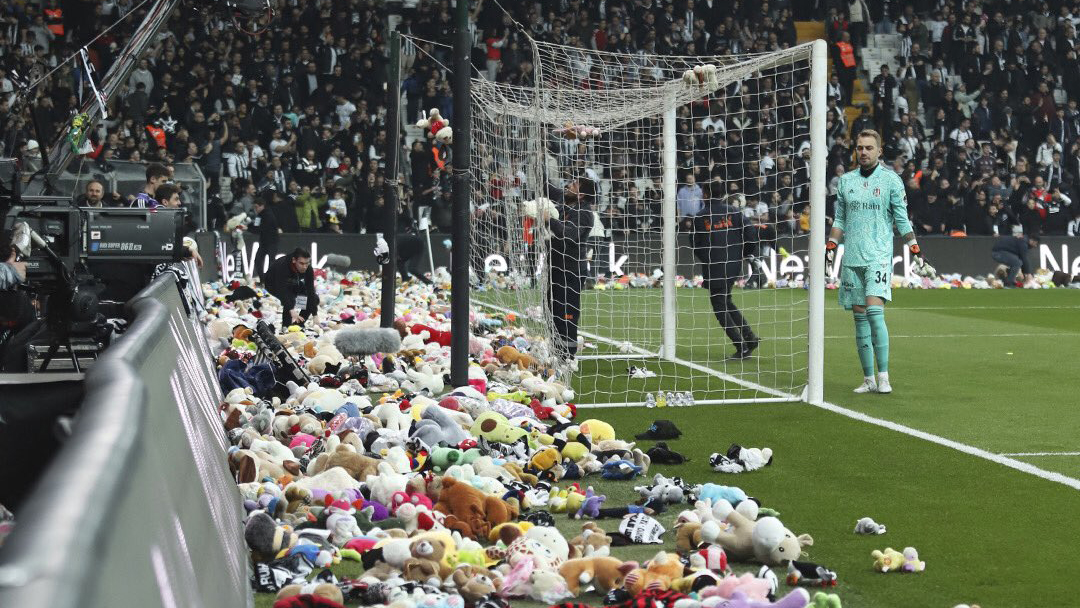 Detienen partido de liga turca por lluvia de peluches para niños afectados por terremoto