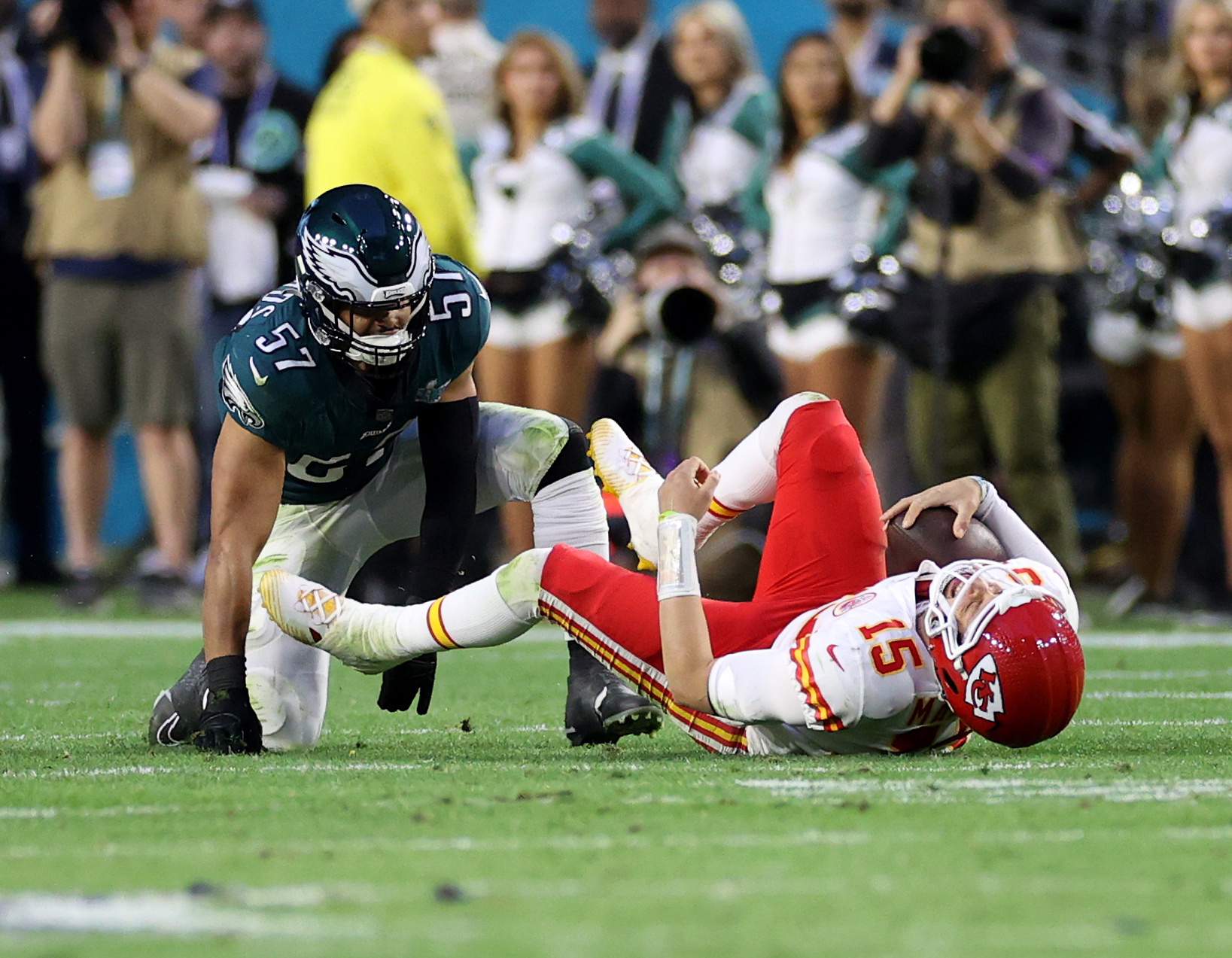 Mahomes, tocado al descanso tras un duro golpe en el tobillo derecho