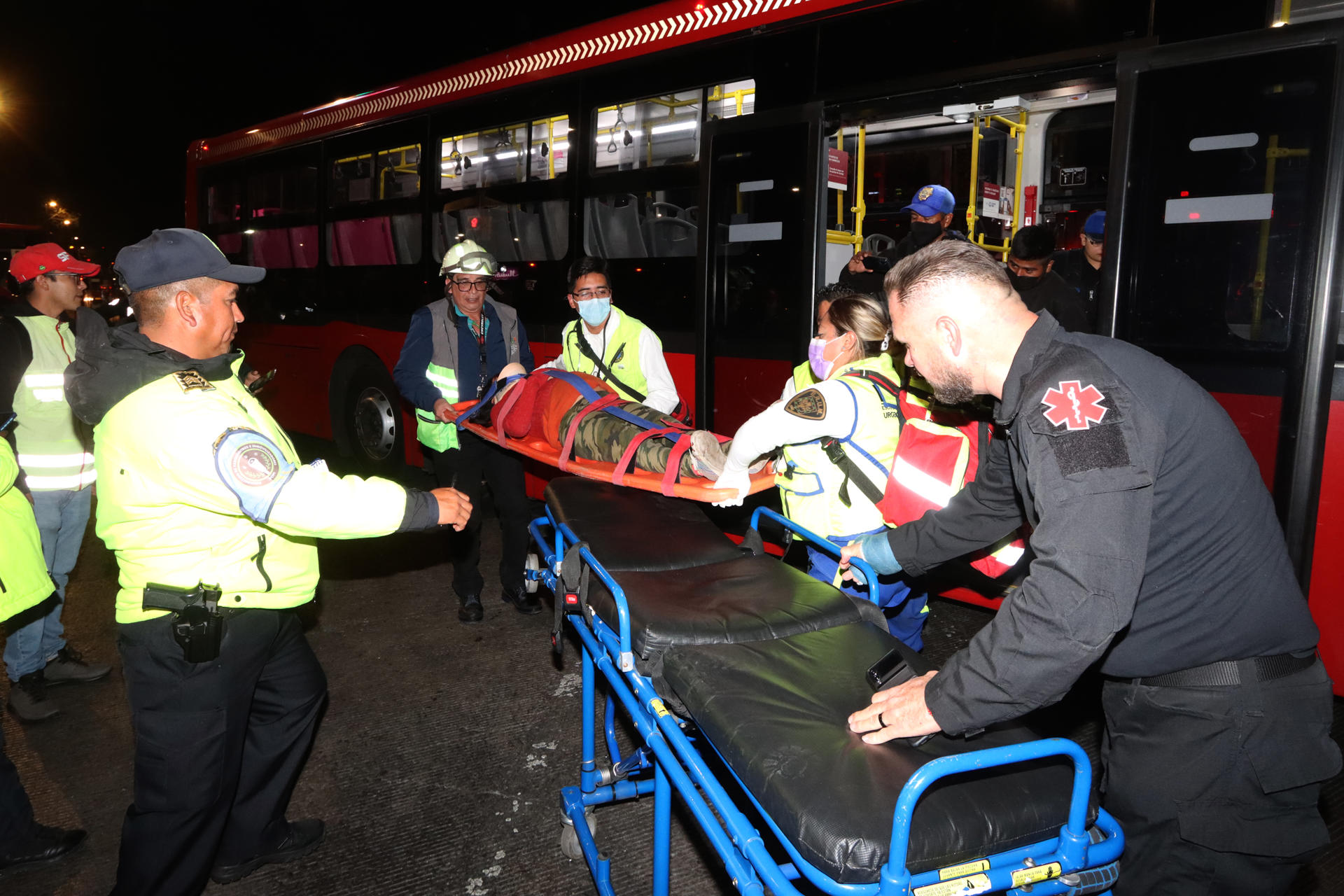 Metrobús sancionará a empresas y operadores tras choque de unidades en Reforma