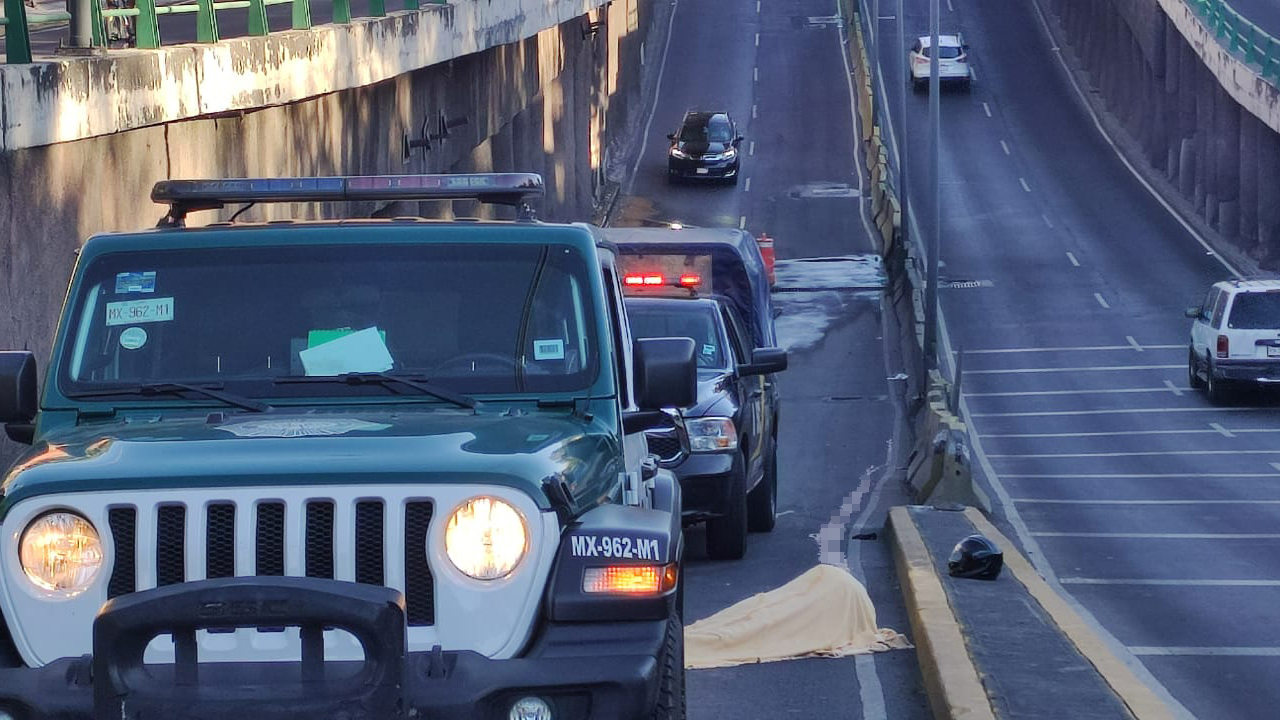 Motociclista muere en la CDMX tras accidentarse en coladera sin tapa