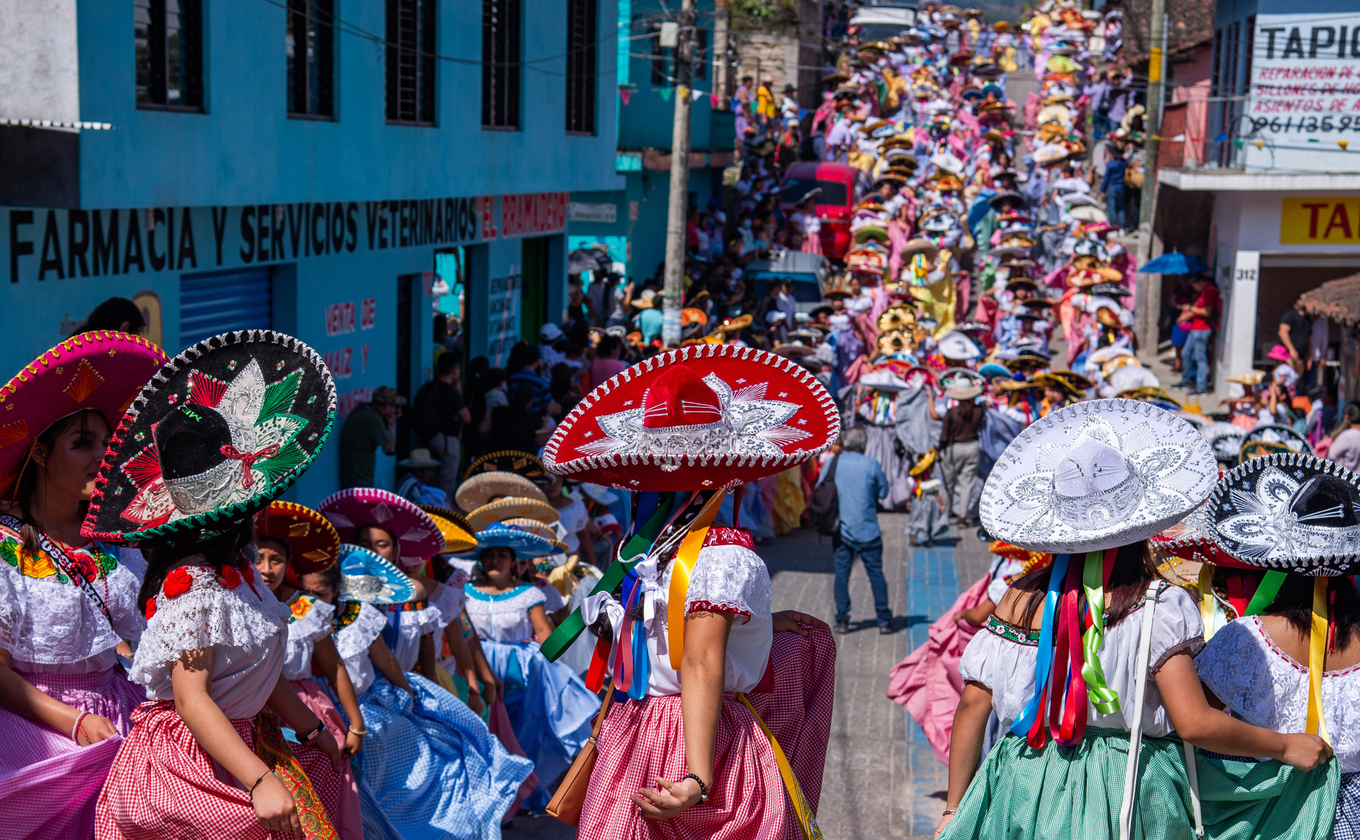Mujeres indígenas de Chiapas bailan en conmemoración del Día de la Candelaria